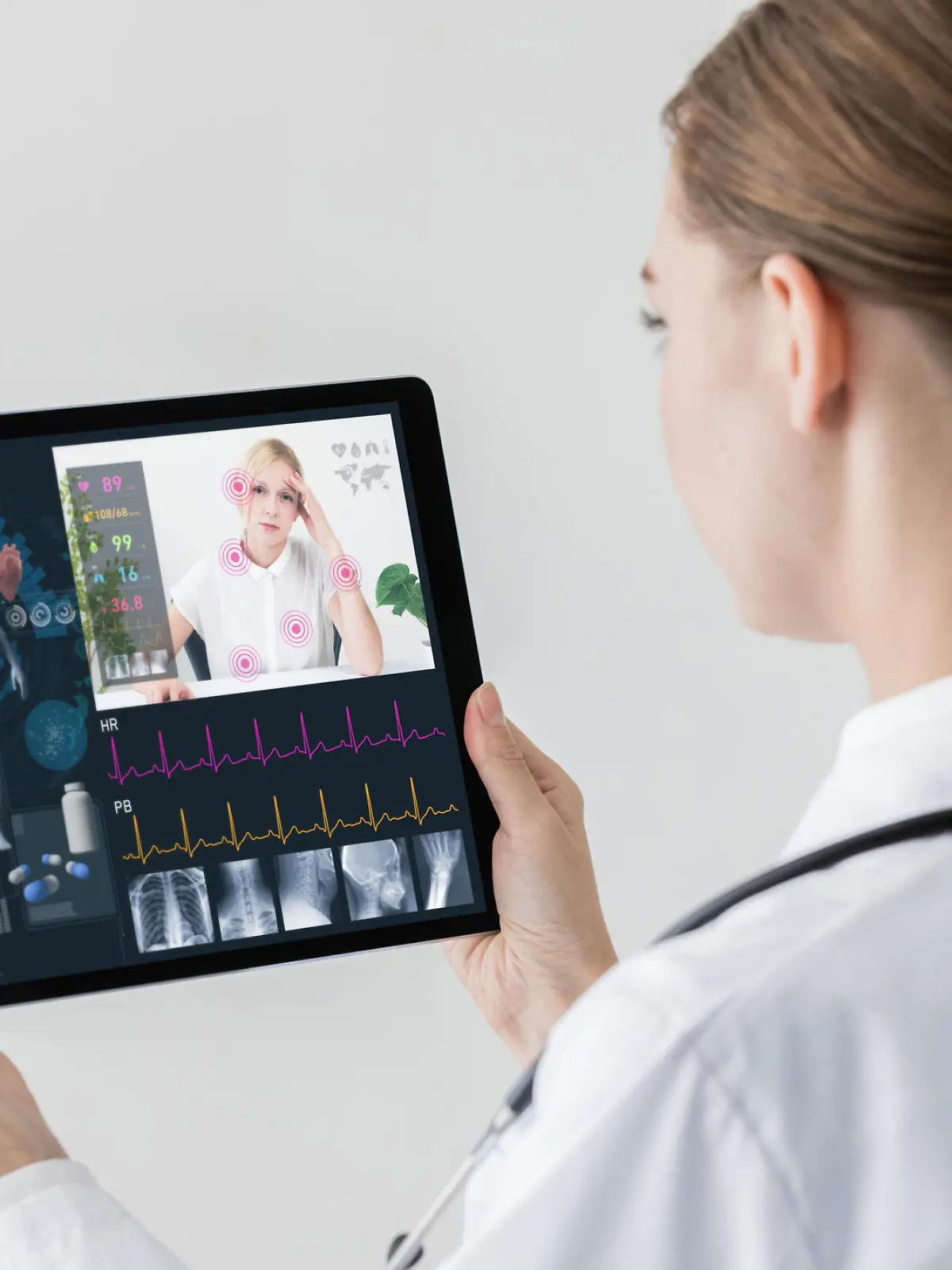 Ärztin berät Patientin per Videochat.