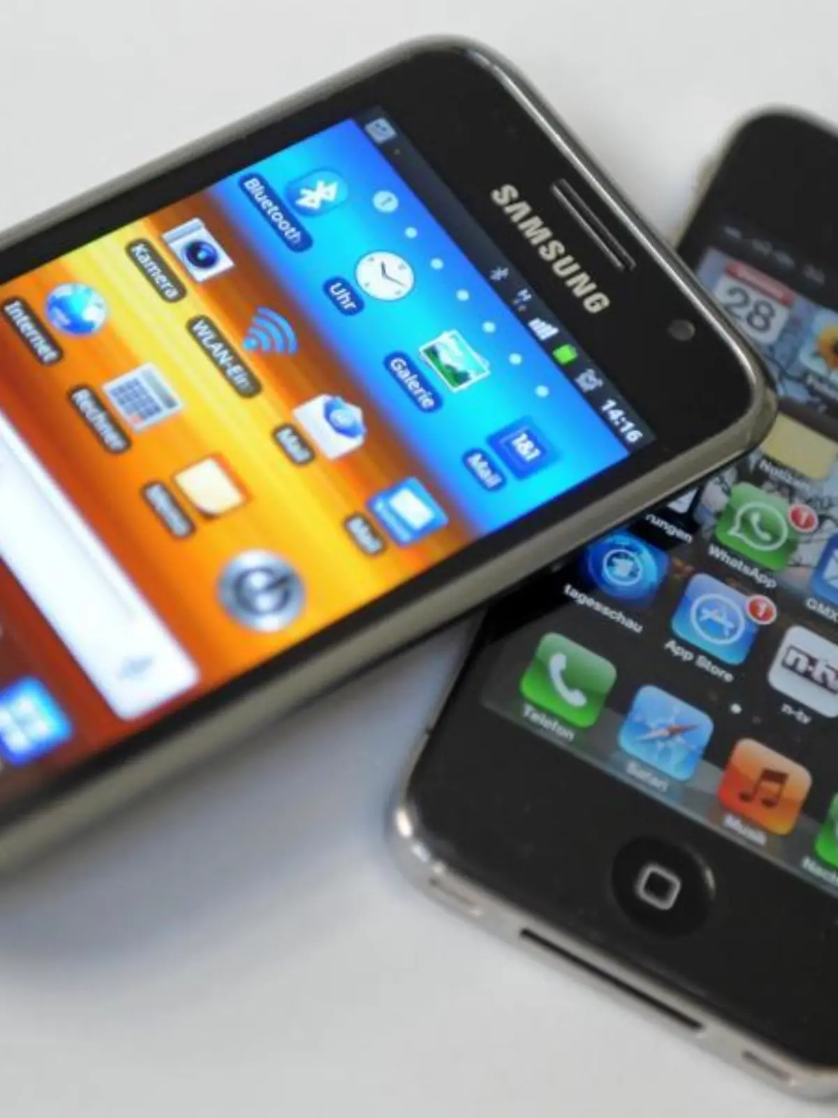 Smartphones von Apple und Samsung