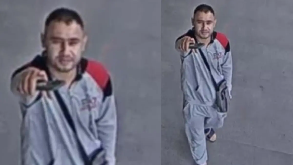 Das Foto zeigt einen Mann, der einem Kind ein Porno-Video gezeigt haben soll. Die Polizei Berlin fahndet nach dem Unbekannten.