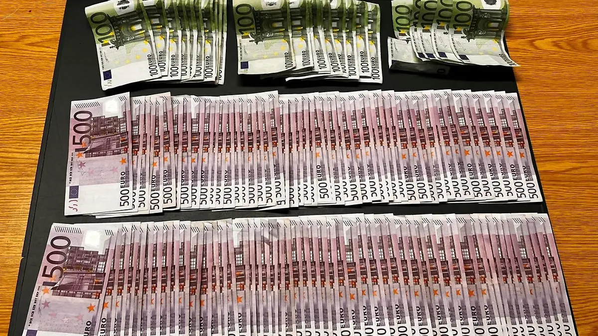Das aufgefundene Bargeld, 51.000 Euro, Bild: ZOLL