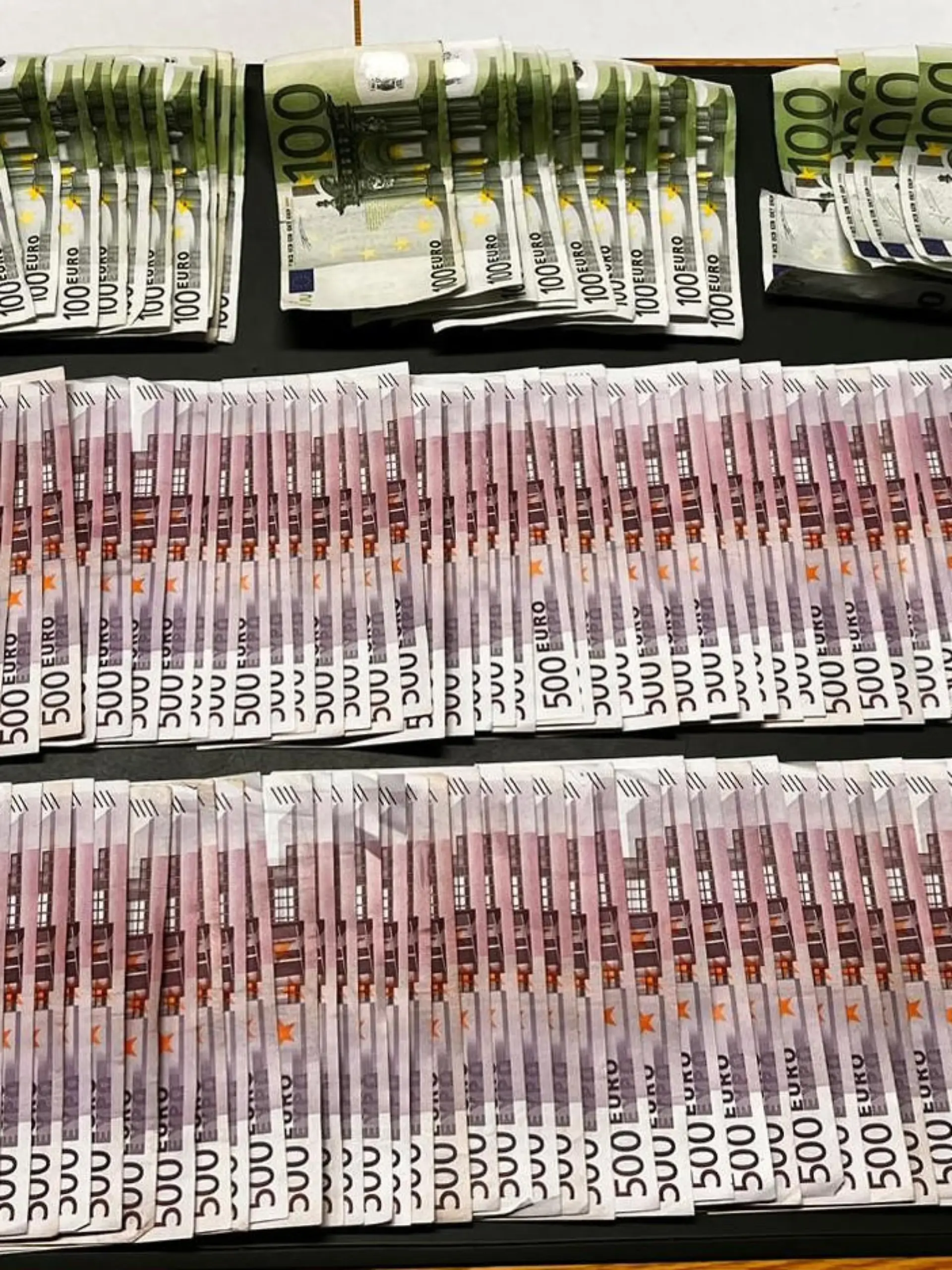 Das aufgefundene Bargeld, 51.000 Euro, Bild: ZOLL