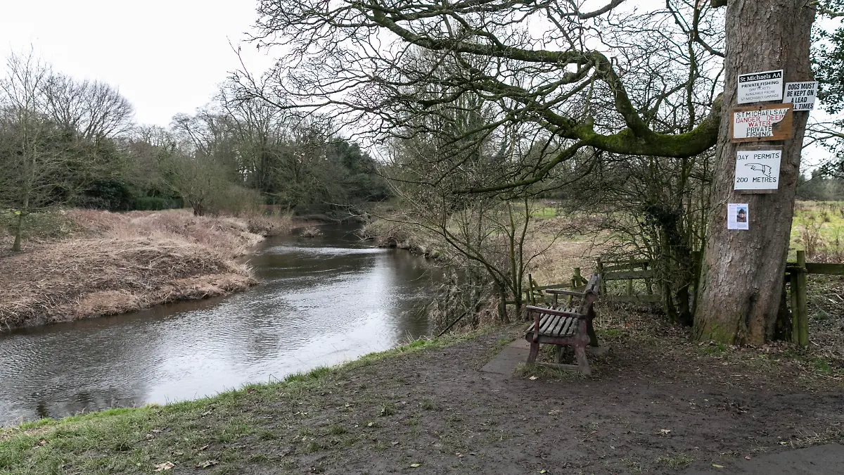SONDERKONDITIONEN: Satzpreis!
The bench where a phone was found. Lancashire Fire and Rescue and Lancashire Police officers search the River Wyre in sear h of missing woman Nicola Bulley. The area being searched is near a bench where a mobile phone was found, pictured in Lancs, Feb 1 2023. / action press