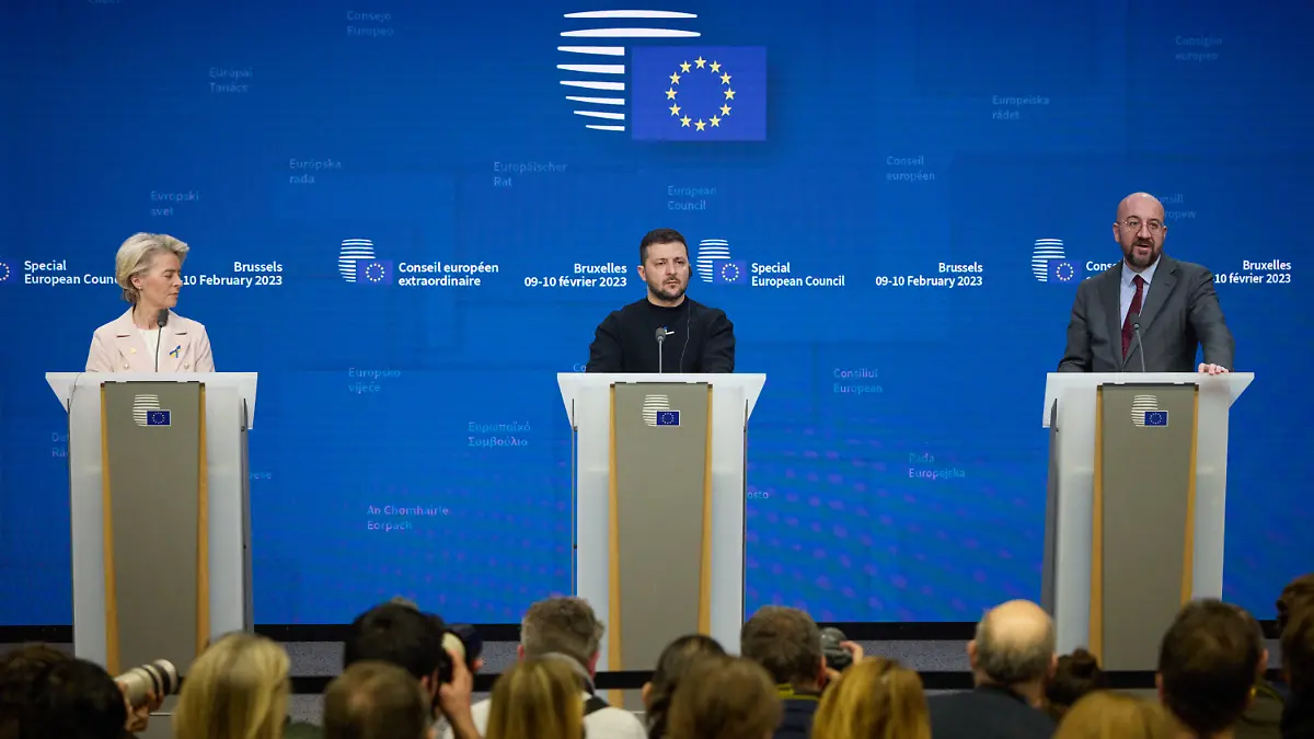 La présidente de la Commission européenne, Ursula von der Leye, le président ukrainien Volodymyr Zelensky et le président du Conseil européen Charles Michel au sommet des chefs d'Etat et de gouvernement de l'Union Européenne à Bruxelles, Belgique, le 9 février 2023. © Didier Lebrun/PhotoNews/Bestimage Ukraine's president Volodymyr Zelensky at the summit of heads of state and government of the European Union in Brussels, Belgium, on February 9, 2023. / action press