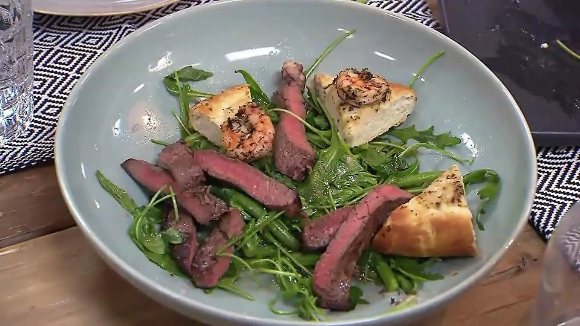 Mit Thunfisch gefüllte Roastbeef-Röllchen