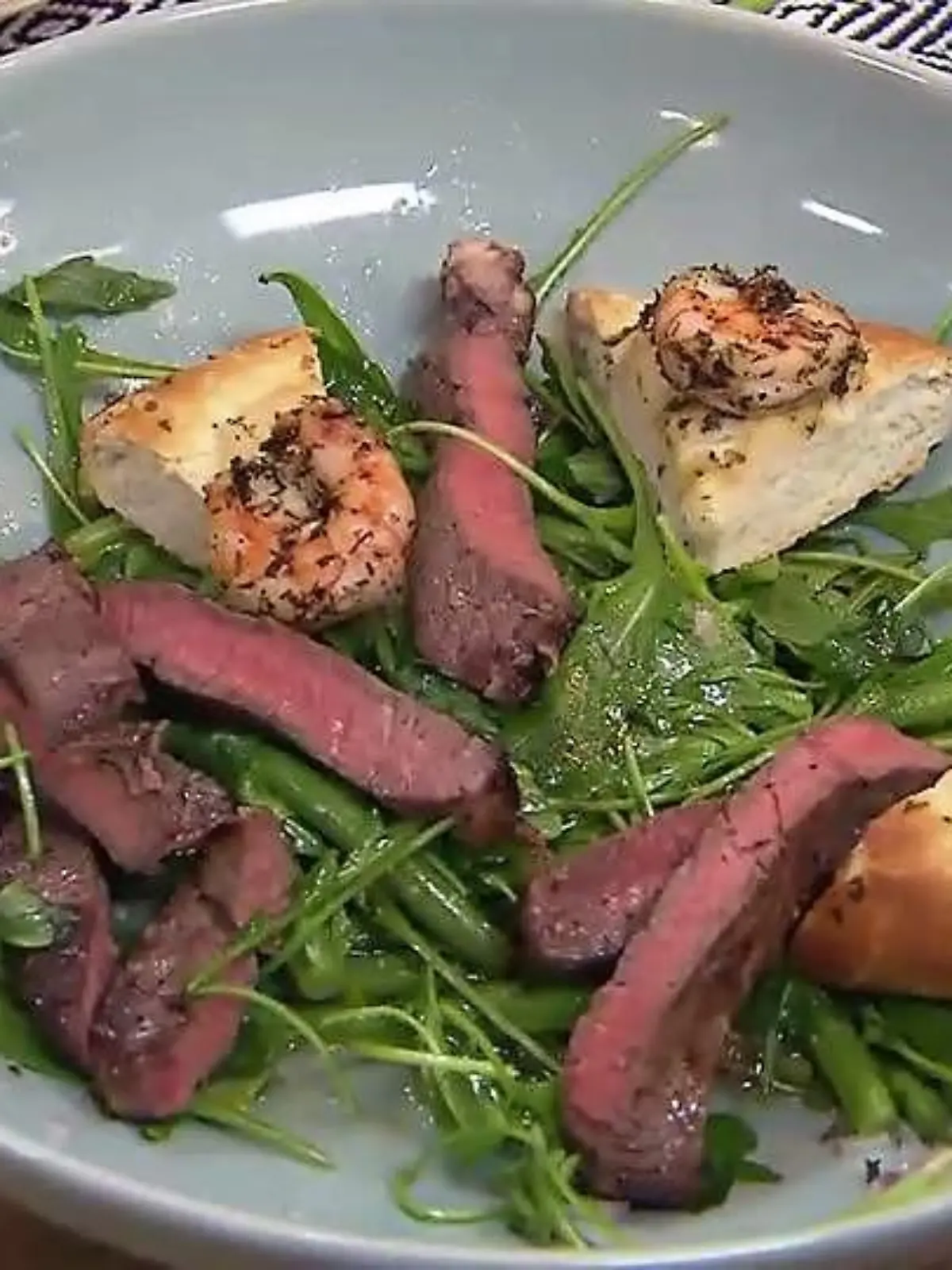 Mit Thunfisch gefüllte Roastbeef-Röllchen