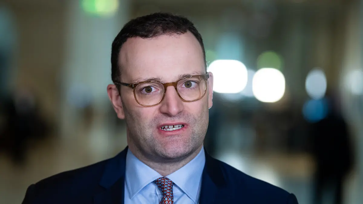 ARCHIV - 17.01.2019, Berlin: Jens Spahn (CDU), Bundesgesundheitsminister, gibt nach der Transplantationsdebatte in der Plenarsitzung im Deutschen Bundestag ein Pressestatement. (zu dpa "Patientenvertreter fordert mehr Tempo bei Entscheidung über Medizin" vom 21.01.2019) Foto: Bernd von Jutrczenka/dpa +++ dpa-Bildfunk +++
