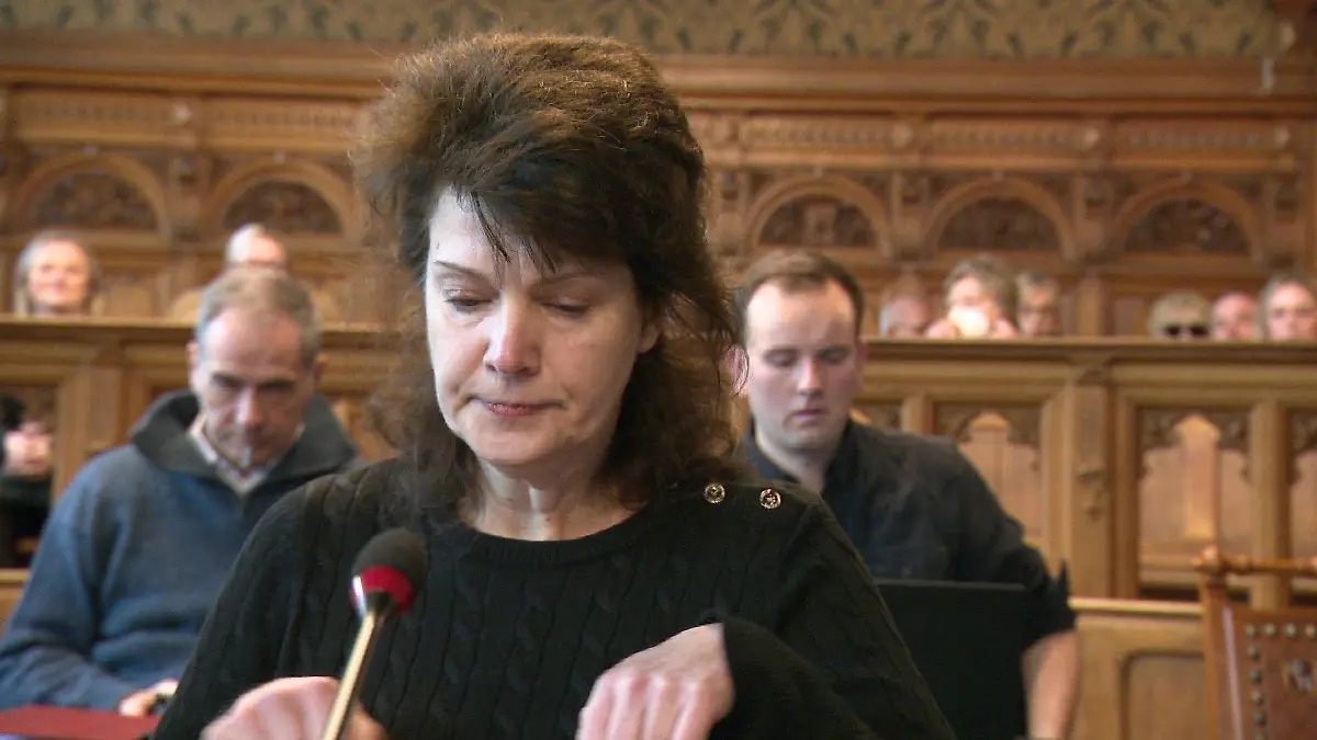 Svetlana Bolgova, die Mutter von Ekaterina B., ist als Nebenklägerin heute selber im Gericht. Sie schaut dem Angeklagten direkt in die Augen.