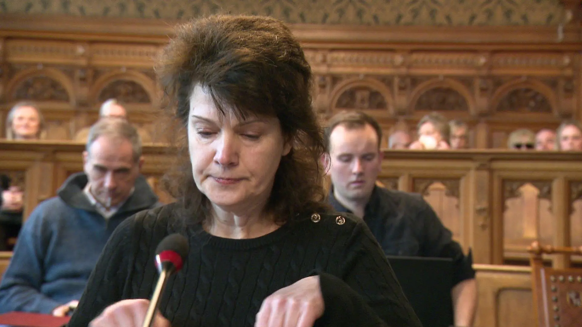 Svetlana Bolgova, die Mutter von Ekaterina B., ist als Nebenklägerin heute selber im Gericht. Sie schaut dem Angeklagten direkt in die Augen.