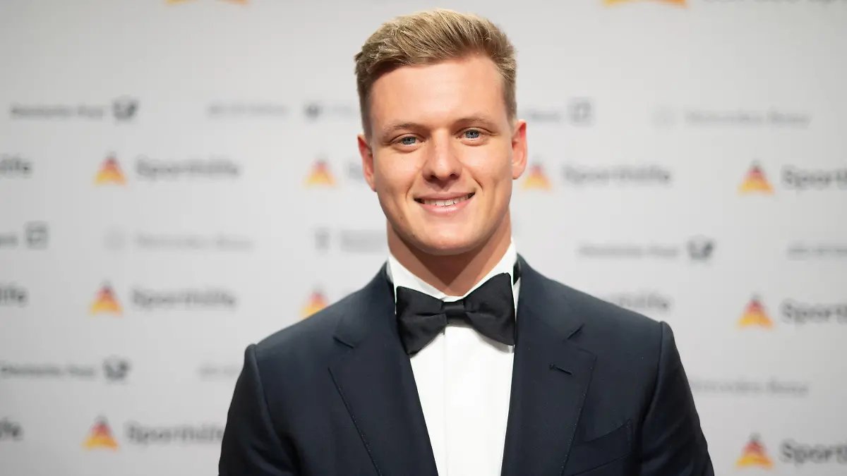ARCHIV - 21.01.2023, Hessen, Frankfurt/Main: Mick Schumacher, Rennfahrer, steht während des 52. Ball des Sports der Stiftung Deutsche Sporthilfe in der Festhalle Frankfurt auf dem Roten Teppich. (zu dpa: «Mick Schumacher auch Ersatzfahrer für Formel-1-Team McLaren») Foto: Sebastian Gollnow/dpa +++ dpa-Bildfunk +++