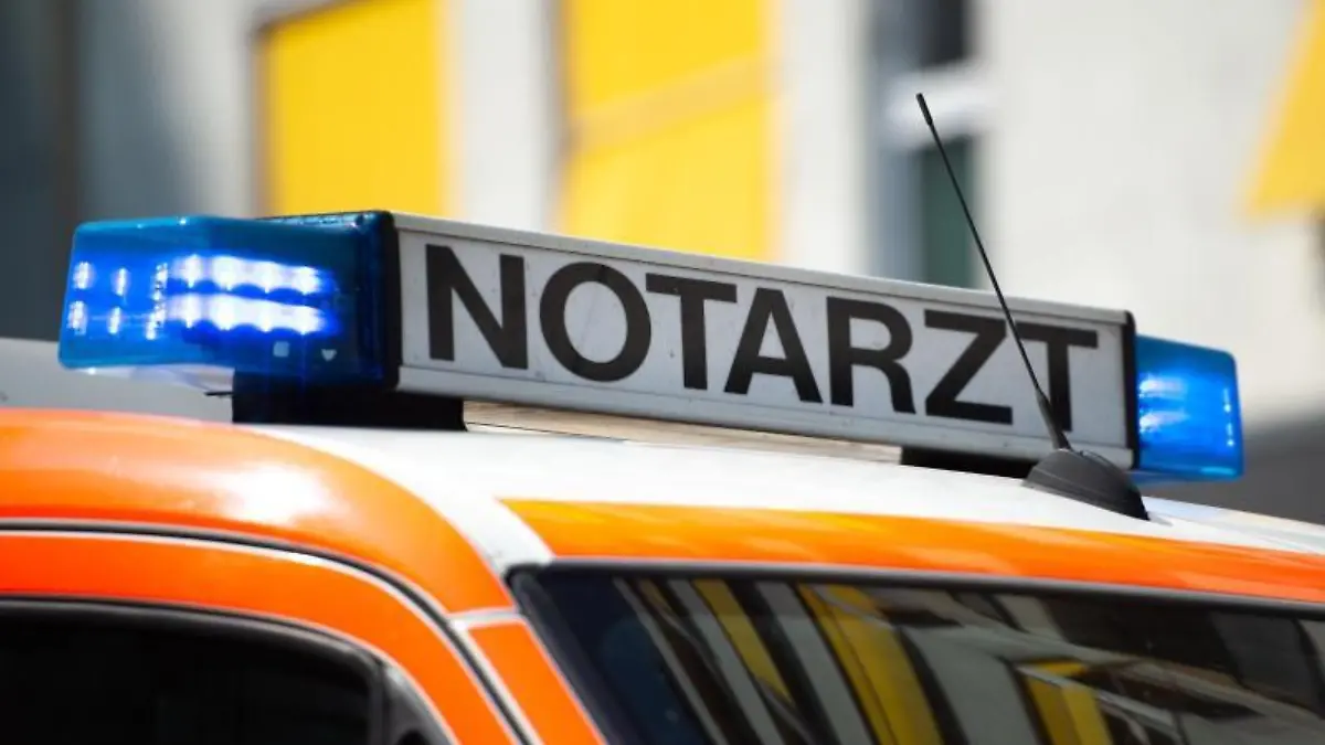 Der Schriftzug "Notarzt" steht auf einem Fahrzeug