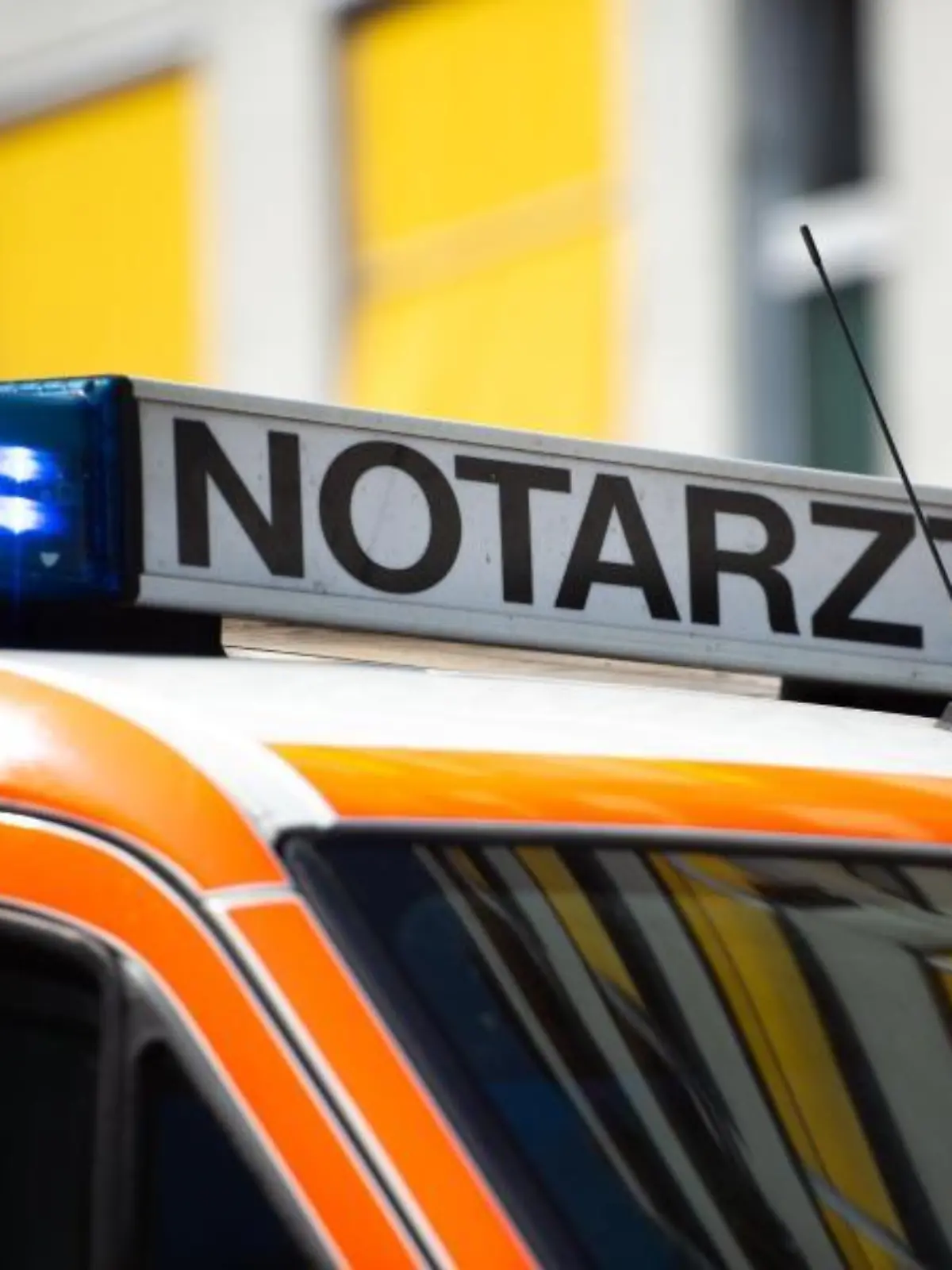 Der Schriftzug "Notarzt" steht auf einem Fahrzeug