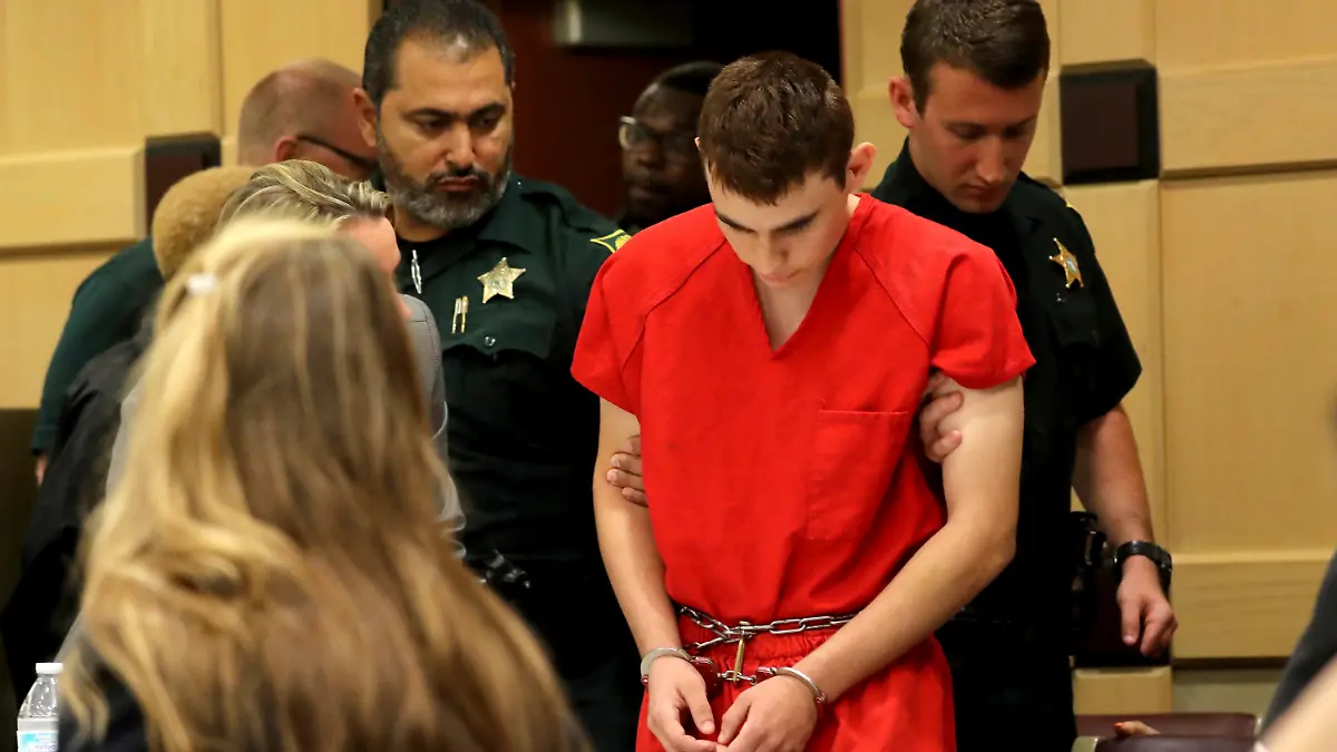 ARCHIV - 19.02.2018, USA, Fort Lauderdale: Nikolas Cruz (M) erscheint bei Gericht zu seiner Anhörung. Der 19-jährige Cruz hat an seiner ehemaligen Schule, der Marjory Stoneman Douglas High School in Parkland, Florida, am 14.02.2018 mit einer halbautomatischen Waffe zahlreiche Menschen getötet und verletzt. (zu dpa "Schütze von Schulmassaker in Florida von Jury wegen Mordes angeklagt" vom 07.03.2018) Foto: Mike Stocker/Pool South Florida Sun-Sentinel/AP/dpa +++ dpa-Bildfunk +++
