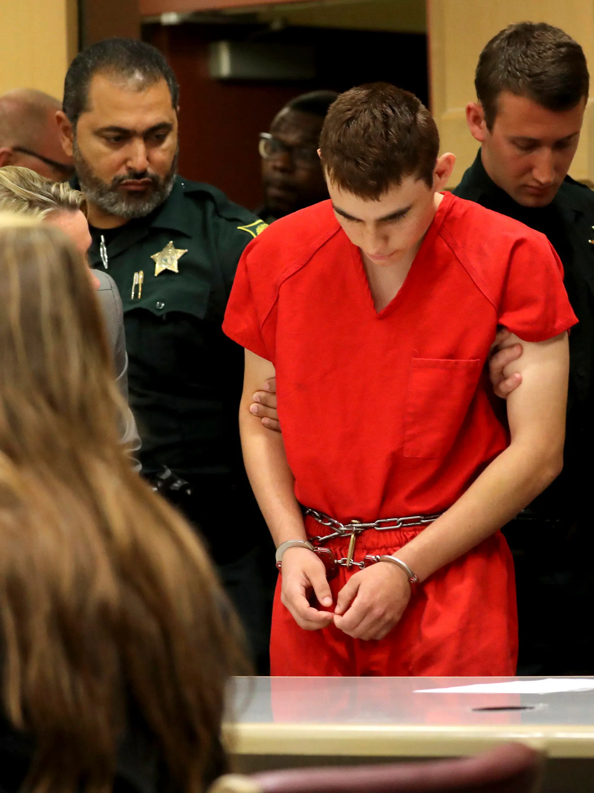 ARCHIV - 19.02.2018, USA, Fort Lauderdale: Nikolas Cruz (M) erscheint bei Gericht zu seiner Anhörung. Der 19-jährige Cruz hat an seiner ehemaligen Schule, der  Marjory Stoneman Douglas High School in Parkland, Florida, am 14.02.2018 mit einer halbautomatischen Waffe zahlreiche Menschen getötet und verletzt. (zu dpa "Schütze von Schulmassaker in Florida von Jury wegen Mordes angeklagt" vom 07.03.2018) Foto: Mike Stocker/Pool South Florida Sun-Sentinel/AP/dpa +++ dpa-Bildfunk +++