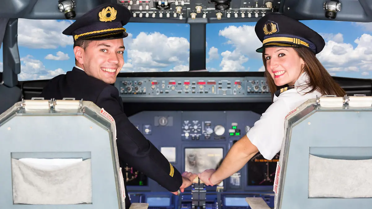 Pilot und Co-Pilotin sitzen im Cockpit.