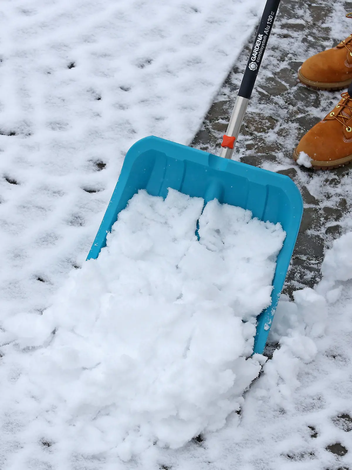  Nach den milden letzten Tagen ist der Winter zurueck im Siegerland, eine Frau schiebt Schnee, befreit das Grundstueck vom Schnee in Siegen-Oberschelden Winter im Siegerland am 24.01.2021 in Siegen/Deutschland. *** After the mild last days the winter is back in Siegerland, a woman pushes snow, clears the property from snow in Siegen Oberschelden winter in Siegerland on 24 01 2021 in Siegen Germany