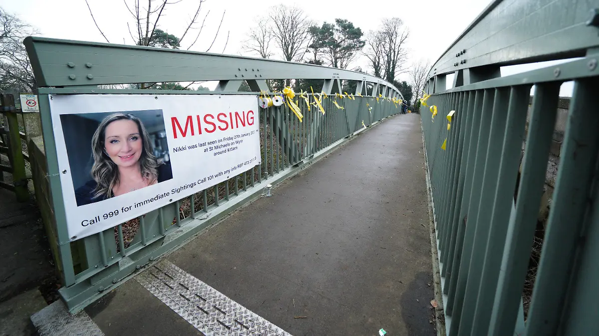14.02.2023, Großbritannien, St Michael's On Wyre: Ein Plakat mit einem Vermisstenaufruf für Nicola Bulley und gelbe Bänder mit Hoffnungsbotschaften, die an einer Brücke über den Fluss Wyre befestigt sind. Die Polizei setzt ihre Suche nach der Vermissten fort, die am 27. Januar verschwand, als sie mit ihrem Springer-Spaniel Willow spazieren ging, kurz nachdem sie ihre Töchter im Alter von sechs und neun Jahren zur Schule gebracht hatte. (zu dpa «Vermisstenfall in England: Gemeinderäte leiden unter Hasskommentaren») Foto: Peter Byrne/PA Wire/dpa +++ dpa-Bildfunk +++