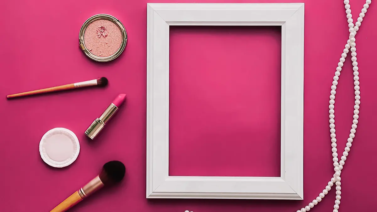 White vertical art frame, make-up products and pearl jewellery on pink background as flatlay design, artwork print or photo album White vertical art frame, make-up products and pearl jewellery on pink background as flatlay design, artwork print or photo album concept Copyright: xZoonar.com/Annelevenx 18638435
