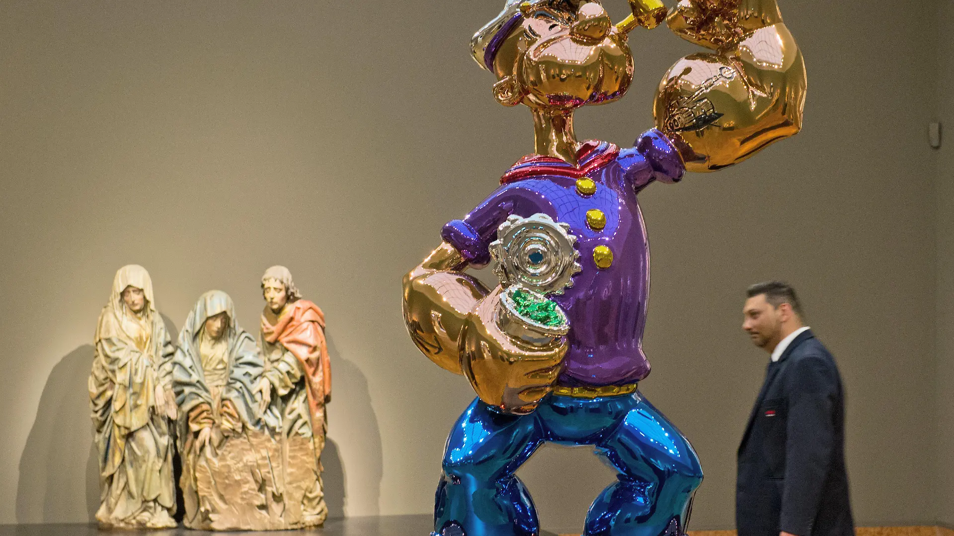 "Popeye" heisst die bunte Skulptur des Künstlers Jeff Koons, die am Dienstag (19.06.2012) im Liebieghaus in Frankfurt am Main zu sehen ist. In einer bislang einzigartigen Doppelausstellung in der Frankfurter Schirn und dem Liebieghaus werden unter dem Titel "Jeff Koons - The Painter and the Sculptor" vom 20. Juni bis zum 23. September zahlreiche Klassiker und neue Werke des Künstlers gezeigt. Foto: Boris Roessler dpa/lhe +++(c) dpa - Bildfunk+++