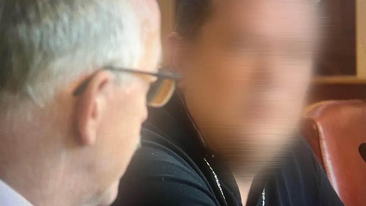 Walter B. soll seine Frau und Mutter der gemeinsamen Tochter ermordet und zerstückelt haben. Er schiebt alles auf seine Mutter.
