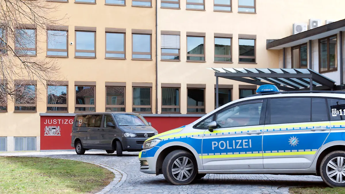20.02.2023, Bayern, Coburg: Vor dem Justizgebäude I in Coburg sind Polizeiautos zu sehen. Aus dem Landgericht Coburg ist am Montag während einer Verhandlung ein 47 Jahre alter Angeklagter entkommen. Die Polizei hat eine Großfahndung nach dem Mann eingeleitet. (zu dpa: «47-Jähriger flüchtet während Gerichtsverhandlung aus Landgericht»). Foto: Pia Bayer/dpa +++ dpa-Bildfunk +++