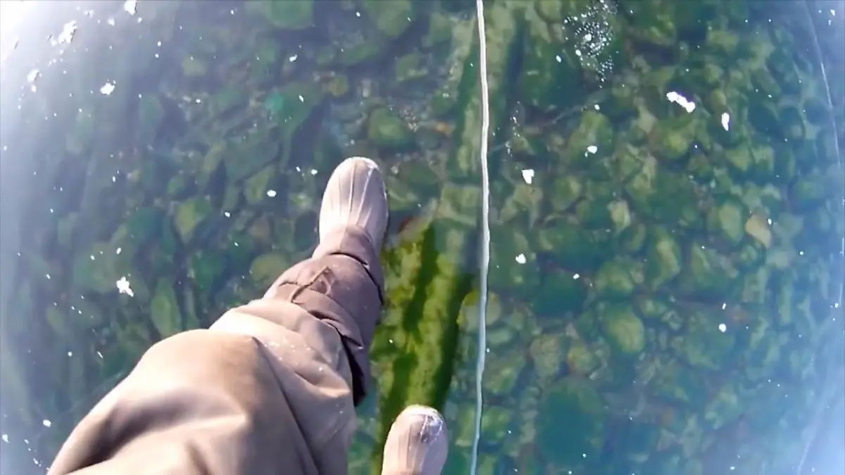Spektakulärer Blick durch das Eis Über den Baikalsee laufen