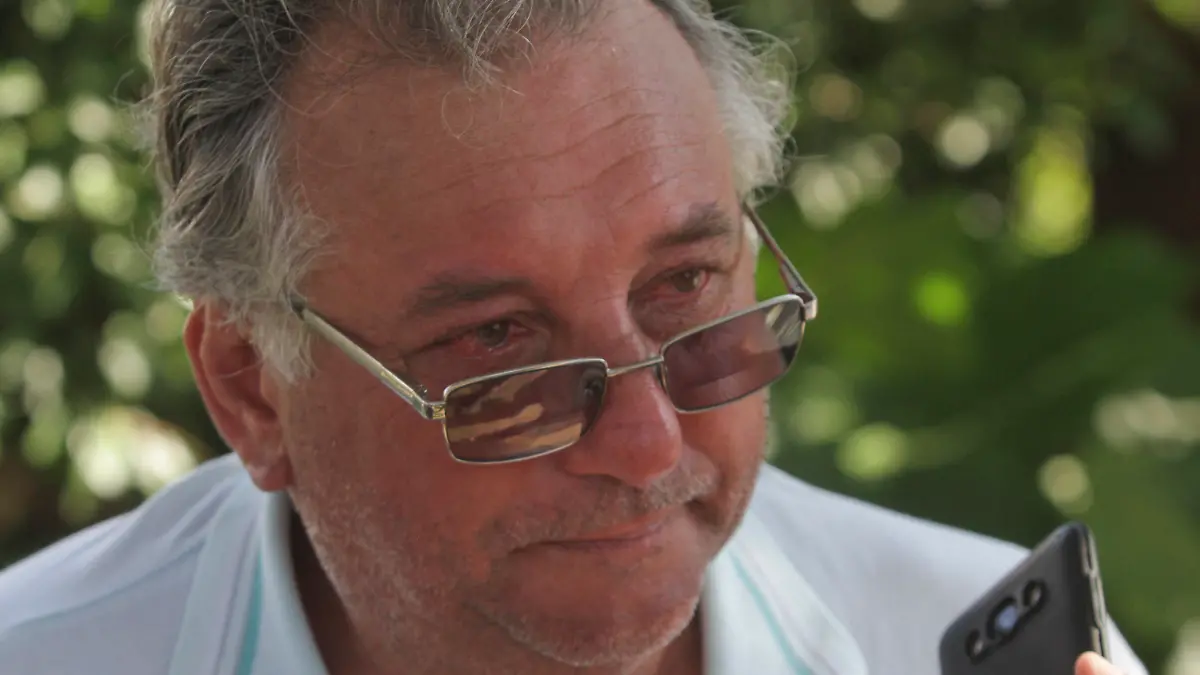 22.01.2019, Argentinien, Progreso: Horacio Sala, Vater des argentinischen Fußballerspielers Emiliano Sala, spricht während eines Interviews außerhalb seines Hauses. Ein Kleinflugzeug mit dem argentinischen Profi-Fußballer Emiliano Sala an Bord ist über dem Ärmelkanal vom Radar verschwunden. Sala war gerade erst vom FC Nantes zum Verein Cardiff City gewechselt. Die kleine Propellermaschine wurde zuletzt nahe der britischen Kanalinsel Guernsey geortet. Foto: Mauricio Garin/AP/dpa +++ dpa-Bildfunk +++