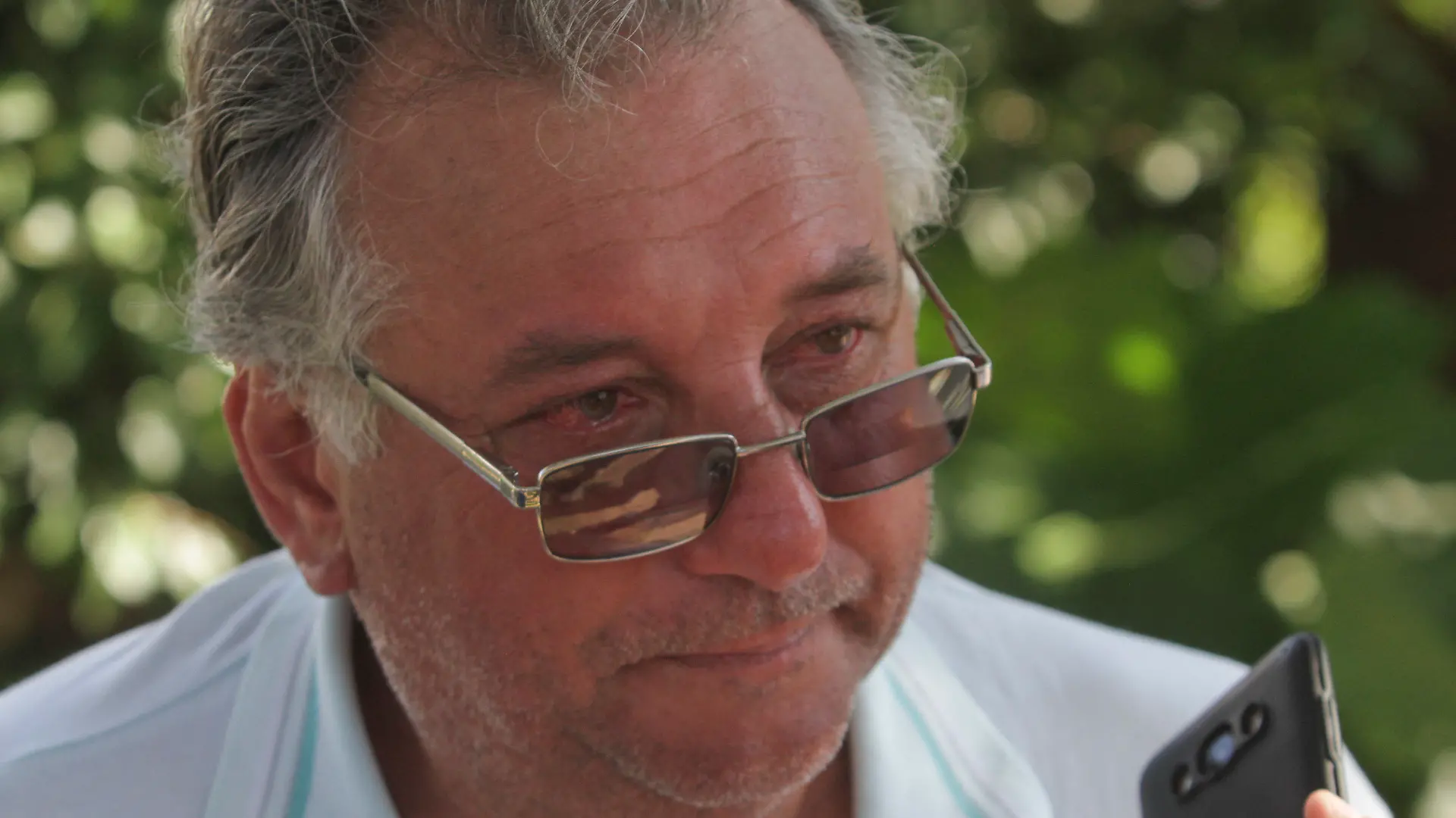 22.01.2019, Argentinien, Progreso: Horacio Sala, Vater des argentinischen Fußballerspielers Emiliano Sala, spricht während eines Interviews außerhalb seines Hauses. Ein Kleinflugzeug mit dem argentinischen Profi-Fußballer Emiliano Sala an Bord ist über dem Ärmelkanal vom Radar verschwunden. Sala war gerade erst vom FC Nantes zum Verein Cardiff City gewechselt. Die kleine Propellermaschine wurde zuletzt nahe der britischen Kanalinsel Guernsey geortet. Foto: Mauricio Garin/AP/dpa +++ dpa-Bildfunk +++