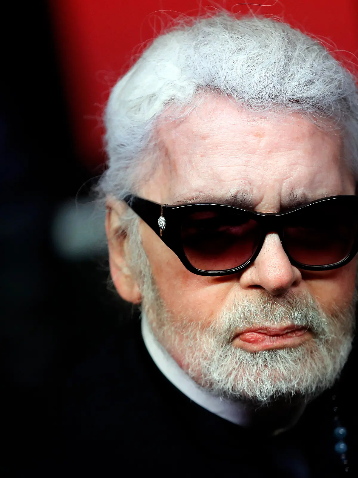 ARCHIV - 22.11.2018, Frankreich, Paris: Modedesigner Karl Lagerfeld nimmt an der Feierlichkeit zur Beleuchtung auf der Champs-Elysees teil. (zu dpa "Sorge um Karl Lagerfeld - Stardesigner nicht auf dem Chanel-Laufsteg" vom 22.01.2019) Foto: Christophe Ena/AP/dpa +++ dpa-Bildfunk +++