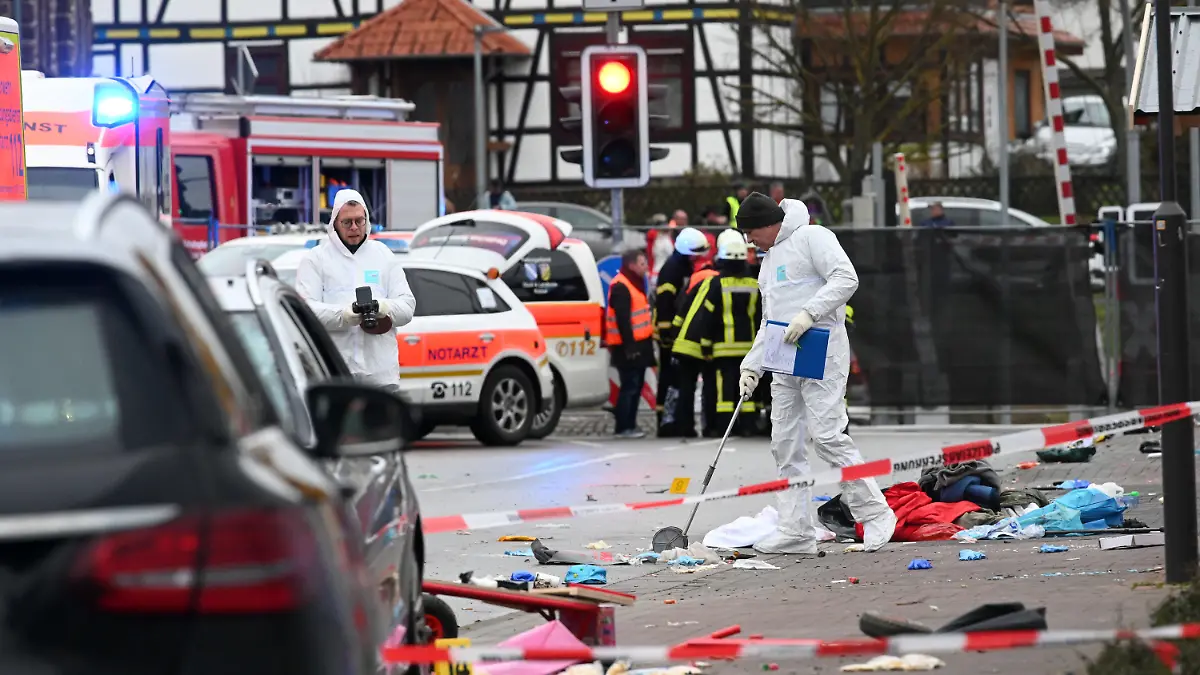 ARCHIV - 24.02.2020, Hessen, Volkmarsen: Einsatzkräfte sichern Spuren, nachdem ein Auto in den Rosenmontagszug gefahren war. Damals gab es viele Verletzte, darunter auch Kinder. Im Prozess um die Autofahrt in den Rosenmontagszug im nordhessischen Volkmarsen am Landgericht Kassel hat die Staatsanwaltschaft am Donnerstag (18.11.2021) beantragt, den Tatvorwurf des versuchten Mordes aus niedrigen Beweggründen in Betracht zu ziehen. (Zu dpa «Volkmarsen-Prozess: Staatsanwaltschaft sieht niedrige Beweggründe») Foto: Uwe Zucchi/dpa +++ dpa-Bildfunk +++