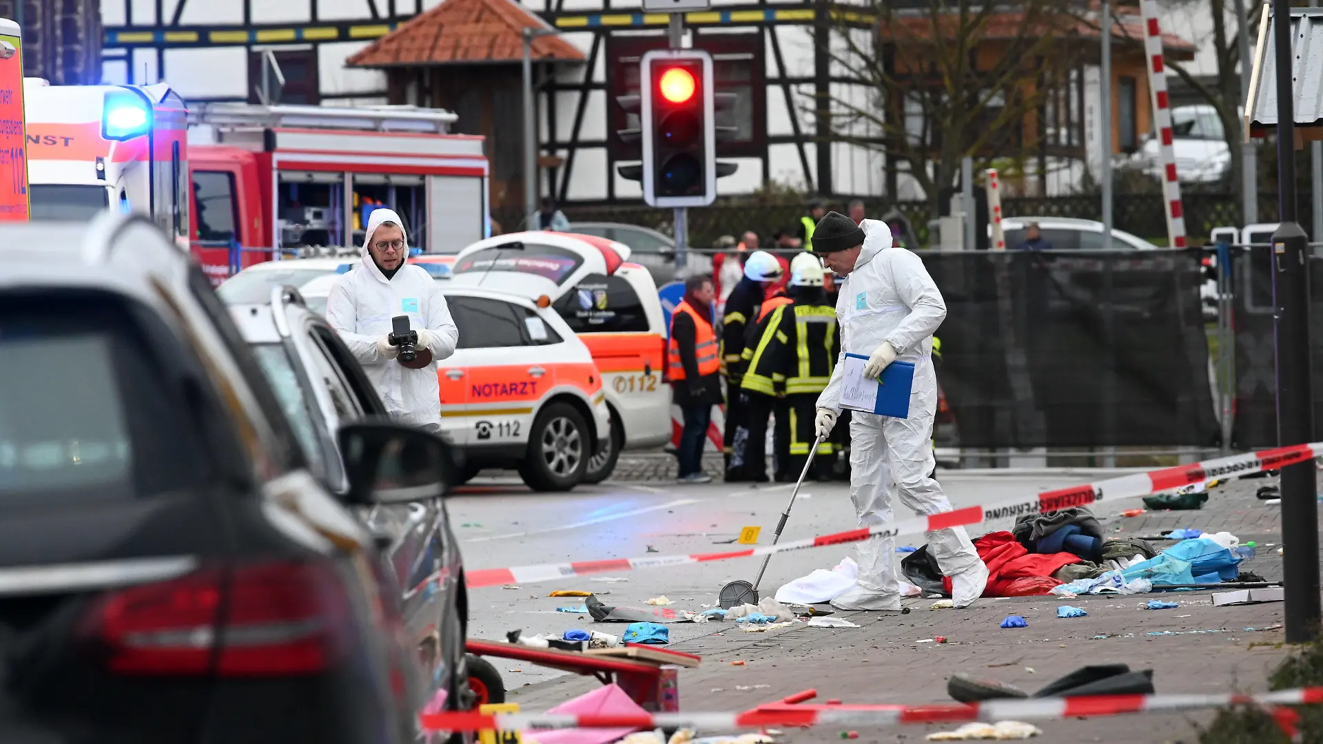 ARCHIV - 24.02.2020, Hessen, Volkmarsen: Einsatzkräfte sichern Spuren, nachdem ein Auto in den Rosenmontagszug gefahren war. Damals gab es viele Verletzte, darunter auch Kinder. Im Prozess um die Autofahrt in den Rosenmontagszug im nordhessischen Volkmarsen am Landgericht Kassel hat die Staatsanwaltschaft am Donnerstag (18.11.2021) beantragt, den Tatvorwurf des versuchten Mordes aus niedrigen Beweggründen in Betracht zu ziehen. (Zu dpa «Volkmarsen-Prozess: Staatsanwaltschaft sieht niedrige Beweggründe») Foto: Uwe Zucchi/dpa +++ dpa-Bildfunk +++