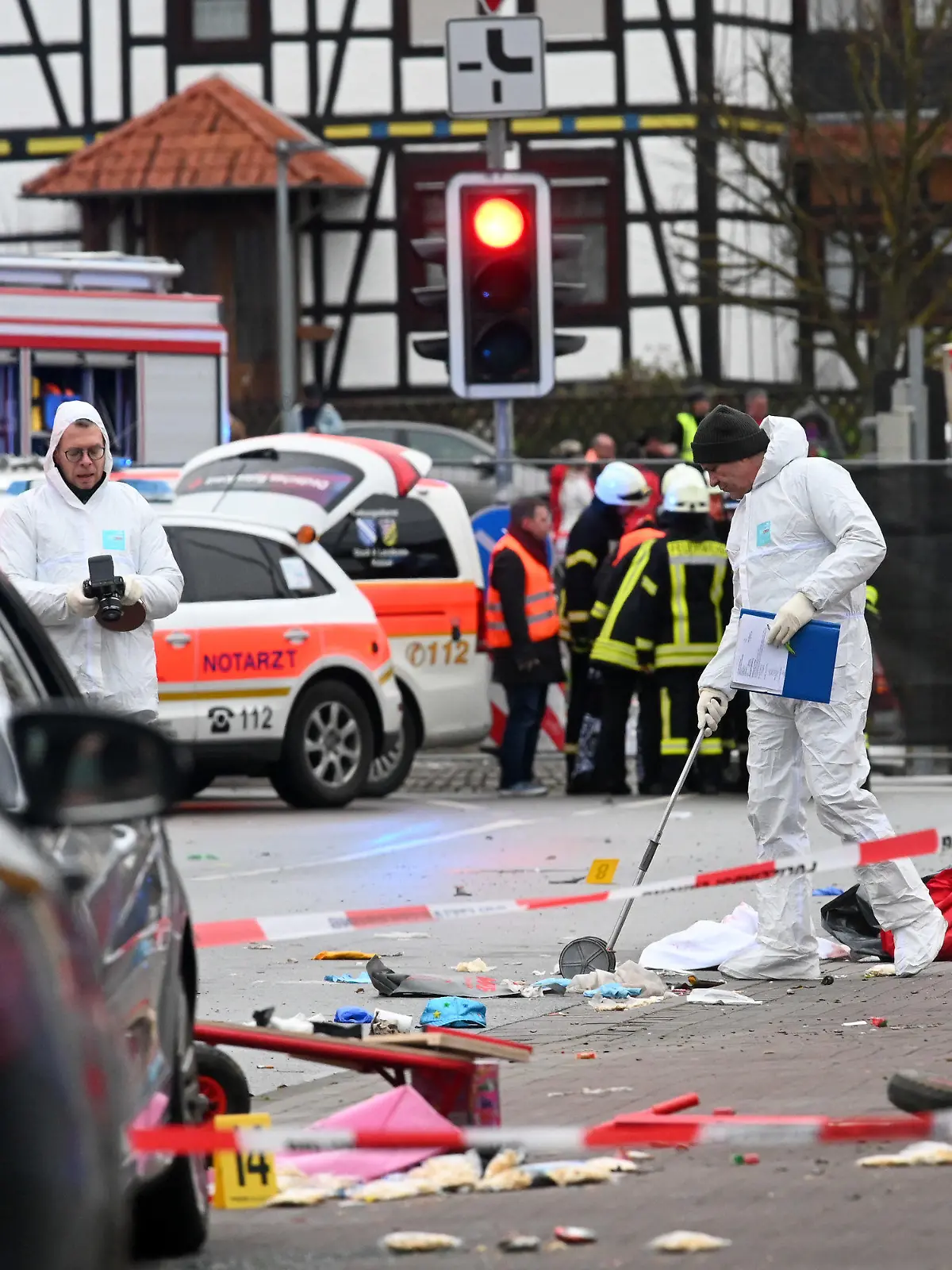 ARCHIV - 24.02.2020, Hessen, Volkmarsen: Einsatzkräfte sichern Spuren, nachdem ein Auto in den Rosenmontagszug gefahren war. Damals gab es viele Verletzte, darunter auch Kinder. Im Prozess um die Autofahrt in den Rosenmontagszug im nordhessischen Volkmarsen am Landgericht Kassel hat die Staatsanwaltschaft am Donnerstag (18.11.2021) beantragt, den Tatvorwurf des versuchten Mordes aus niedrigen Beweggründen in Betracht zu ziehen. (Zu dpa «Volkmarsen-Prozess: Staatsanwaltschaft sieht niedrige Beweggründe») Foto: Uwe Zucchi/dpa +++ dpa-Bildfunk +++
