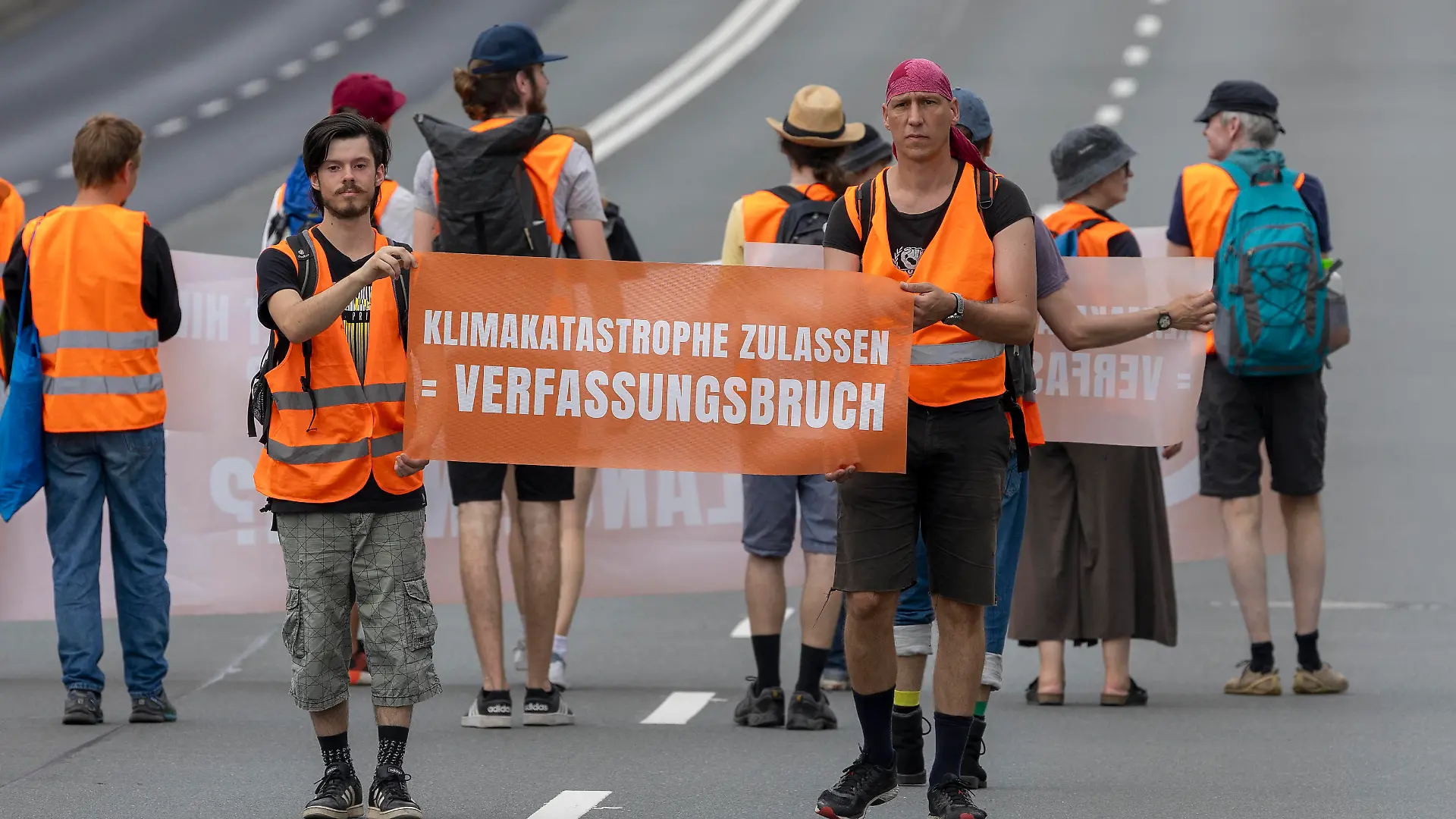 Die Letzte Generation blockiert Bundesstraße B 19 in Würzburg, am 15.8.2023 *** The Last Generation blocks federal highway B 19 in Würzburg, on 15 8 2023 Copyright: HMBxMedia/xHeikoxBecker