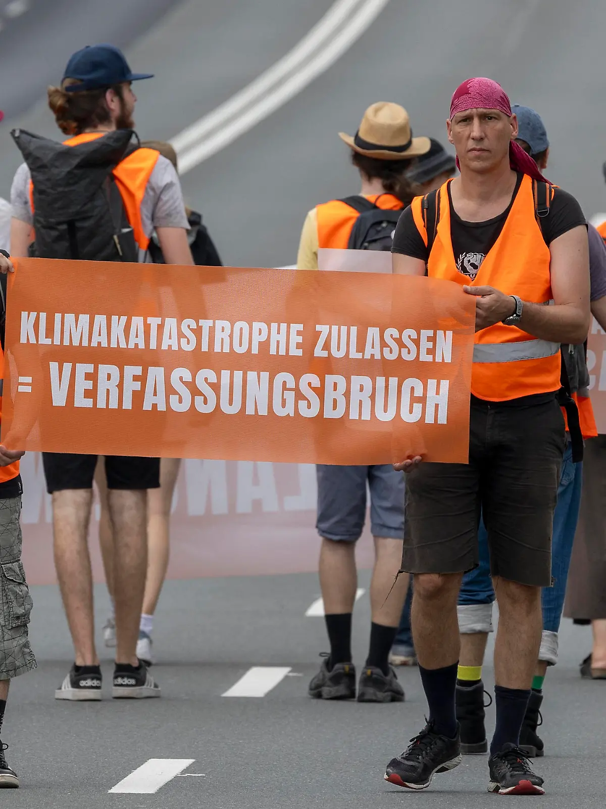 Die Letzte Generation blockiert Bundesstraße B 19 in Würzburg, am 15.8.2023 *** The Last Generation blocks federal highway B 19 in Würzburg, on 15 8 2023 Copyright: HMBxMedia/xHeikoxBecker