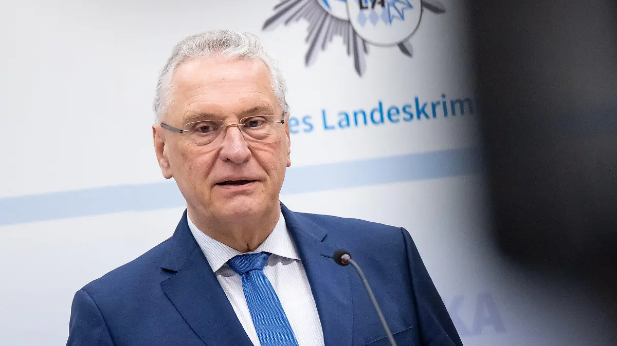 ARCHIV - 02.02.2023, Bayern, München: Joachim Herrmann (CSU), Innenminister von Bayern, nimmt im Landeskriminalamt (LKA) an einer Pressekonferenz teil. (zu dpa «Herrmann vor Flüchtlingsgipfel: Illegale Einreisen begrenzen») Foto: Sven Hoppe/dpa +++ dpa-Bildfunk +++