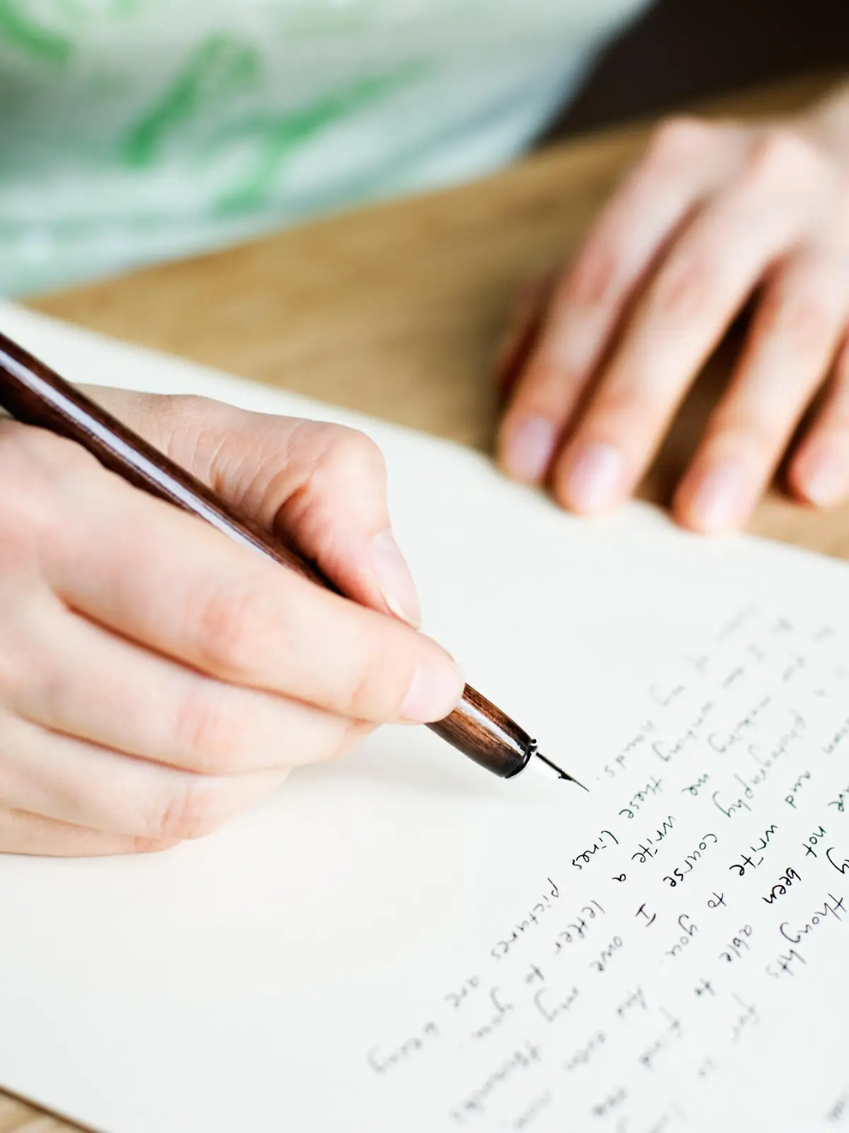 Frau schreibt Brief mit der Hand.