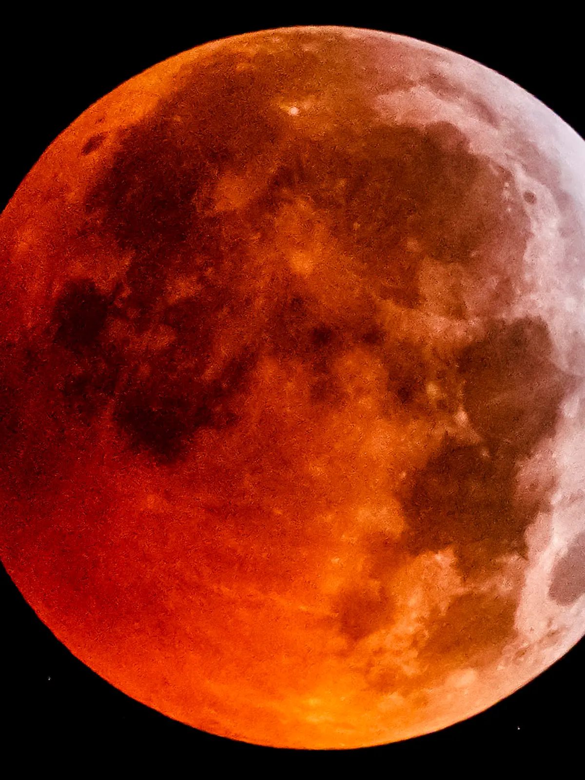 21.01.2019, Schweiz, Allaman: Eine totale Mondfinsternis ist in Allaman abgebildet. Foto: Valentin Flauraud/KEYSTONE/dpa +++ dpa-Bildfunk +++