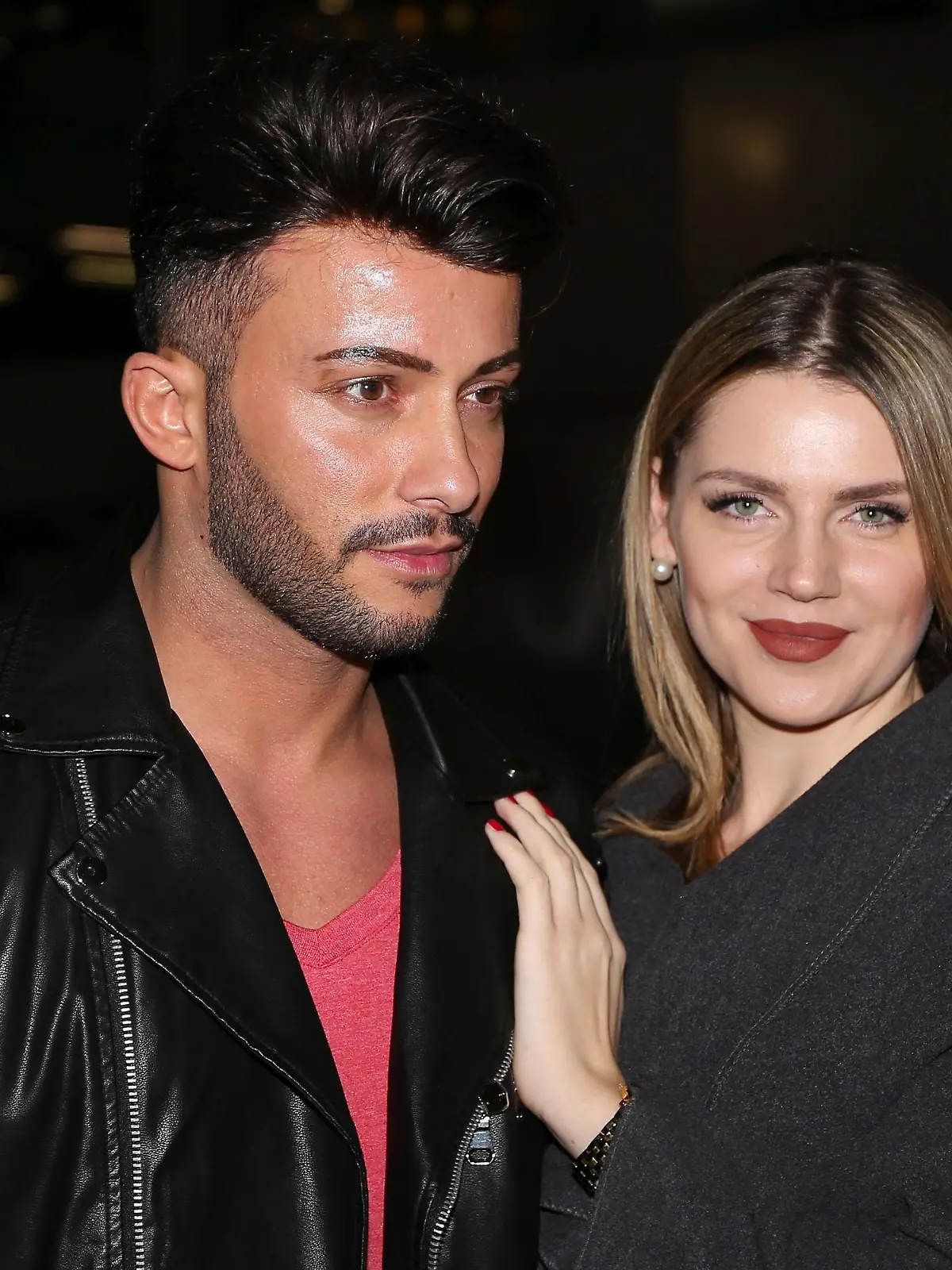 08.01.2019, xcex, GER, Frankfurt am Main,Flughafen, Entertainment, Dschungelcamp, Ich bin ein Star holt mich hier raus, Stars fliegen in den Dschungel, Abflug nach Australien vom Flughafen Frankfurt - Bild zeigt: Bachelorette Kandidat Domenico de Cicco mit Freundin Julia *** 08 01 2019 xcex GER Frankfurt am Main Airport Entertainment Jungle camp I am a star gets me out of here Stars fly to the jungle Departure to Australia from Frankfurt airport Picture shows Bachelorette candidate Domenico de Cicco with girlfriend Julia CE  