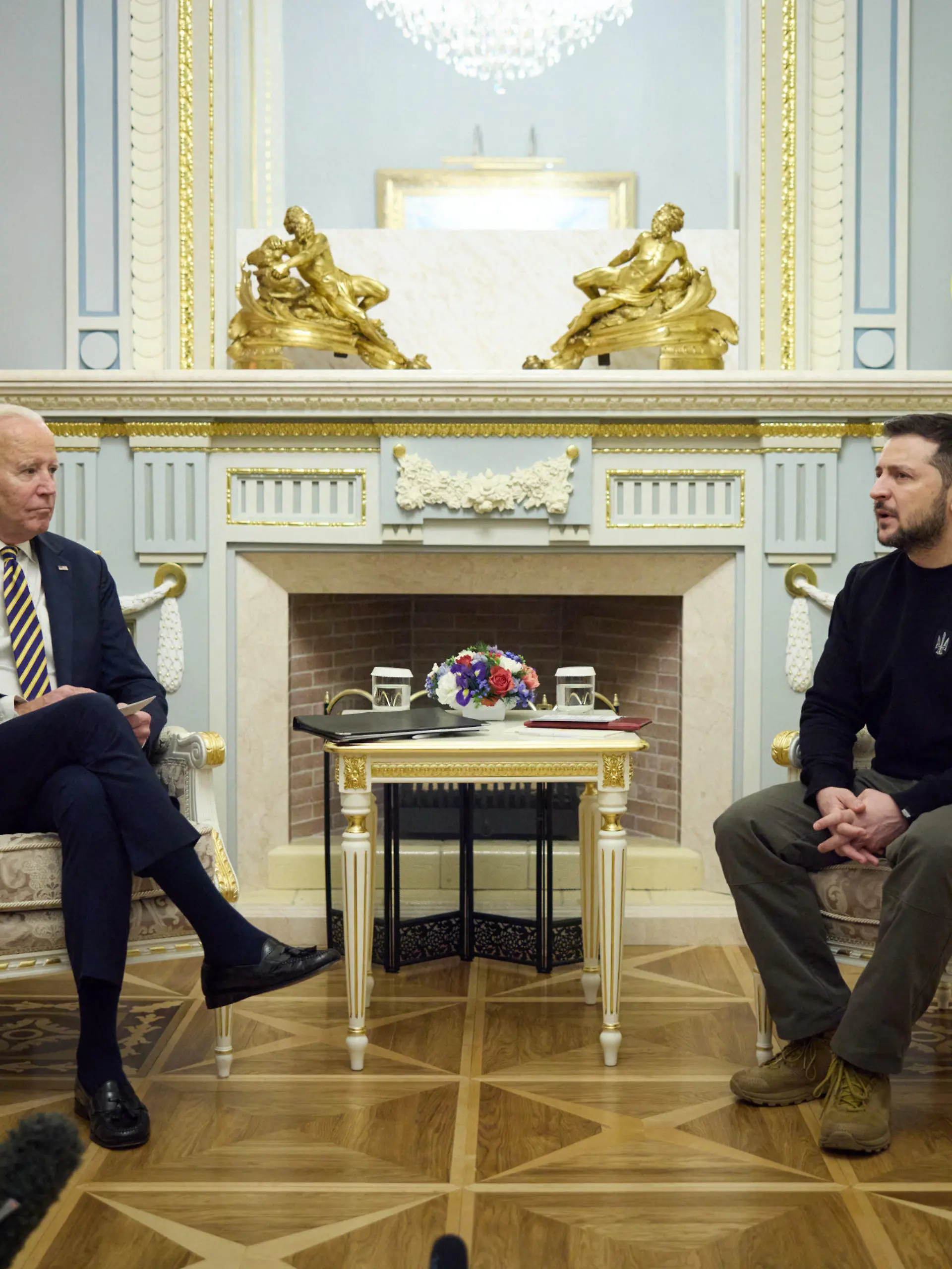 Le président des Etats-Unis Joe Biden rencontre son homologue ukrainien Volodymyr Zelensky à Kiev, le 20 février 2023. Volodymyr Zelensky a déclaré "Joseph Biden, bienvenue à Kiev ! Votre visite est un signe de soutien extrêmement important pour tous les Ukrainiens''. Pendant le voyage de Joe Biden à Kiev, des sirènes de raid aérien ont été entendues, avertissant d'une éventuelle frappe aérienne imminente de la Russie alors que V.Poutine poursuit l'invasion de l'Ukraine par son pays. La visite de Joe Biden intervient alors que les États-Unis et les pays européens intensifient leur assistance militaire à l'Ukraine, bien que V olodymyr Zelensky ait demandé plus d'aide, y compris des avions de chasse, pour améliorer la défense aérienne de l'Ukraine. U.S. President Joe Biden has met with Ukraine's President Zelensky in Kyiv..The American leader had previously announced a trip to Poland but made the surprise visit to Kyiv on Monday 20 February 2023. .Welcoming Biden, Zelensky said: ''Joseph Biden, welcome to Kyiv! Your visit is an extremely important sign of support for all Ukrainians.''.During Biden's trip to Kyiv, air raid sirens were heard, warning of a possible imminent air strike by Russia as Vladimir Putin continues his country's invasion of Ukraine. Although the front lines are in the East and South of the country after Russian troops were pushed back from Kyiv by staunch Ukrainian resistance, air strikes regularly hit civilian infrastructure and homes across all of Ukraine..Biden's visit comes as the U.S. and European countries are stepping up their military assistance to Ukraine - although Zelensky has asked for more help - including fighter jets - to improve Ukraine's air defence. February 20th, 2023. / action press