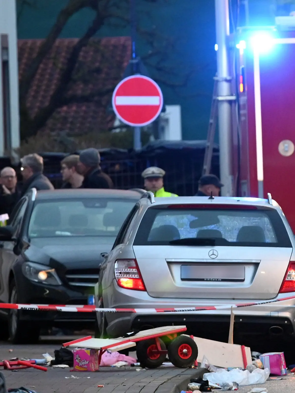 ARCHIV - 24.02.2020, Hessen, Volkmarsen: Blick auf das Auto (M), das in einen Rosenmontagsumzug in Volkmarsen gefahren ist. (zu dpa: «Urteil im Volkmarsen-Prozess erwartet») Foto: Uwe Zucchi/dpa - ACHTUNG: Kennzeichen des Autos wurde gepixelt +++ dpa-Bildfunk +++