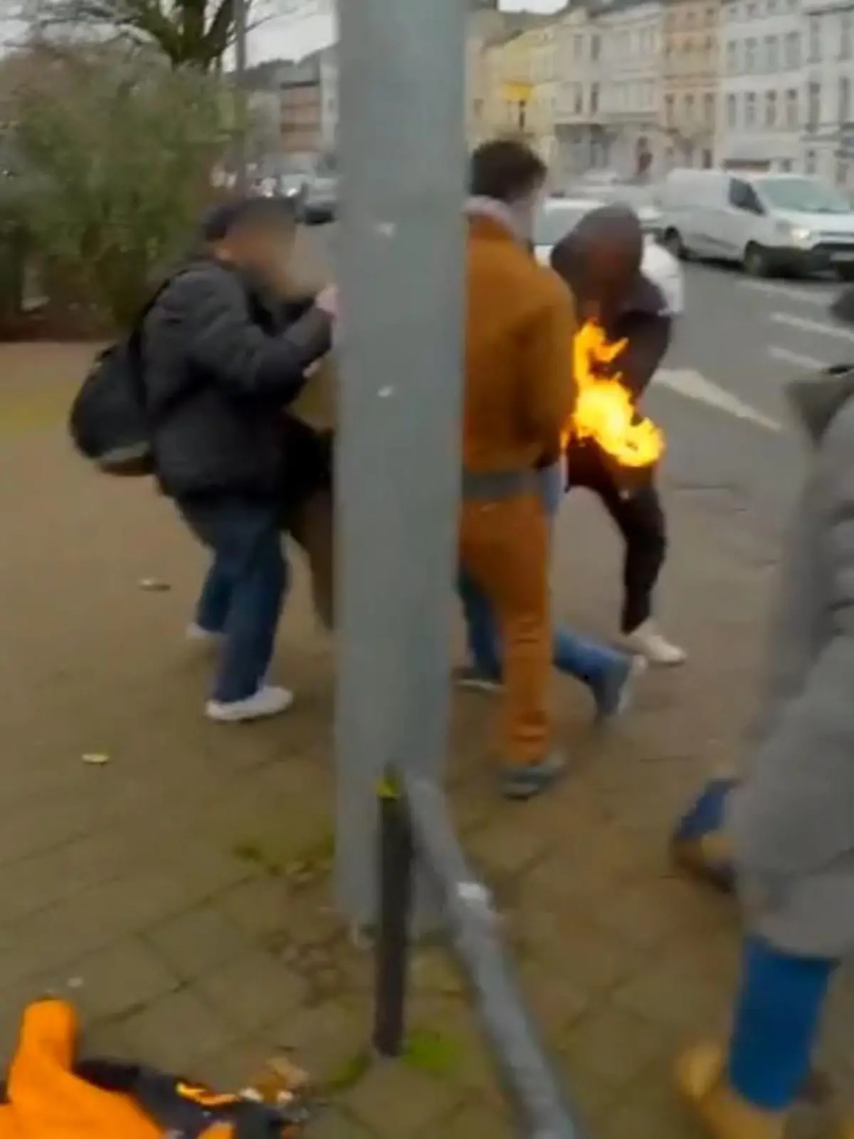 Es waren dramatische Sekunden, die sich am Samstag (28.01.) in Aachen abspielten: Die „Brotbrecher“ sind grade dabei, Essen an Obdachlose und Bedürftige zu verteilen, als plötzlich ein Feuer zu sehen und Schreie zu hören sind. Ein Mann steht in Flammen, Helfer versuchen, das Glutnest mit Decken zu ersticken. Über eine halbe Minute muss er die brandheißen Flammen an seinem Körper ertragen, erst dann kann Entwarnung gegeben werden.

Dank der schnellen Reaktion seiner Mitmenschen ist das Opfer mit dem Schock davon gekommen. Grund des Unglücks soll ein explodiertes Feuerzeug sein. Im Video sehen Sie die dramatischen Szenen.