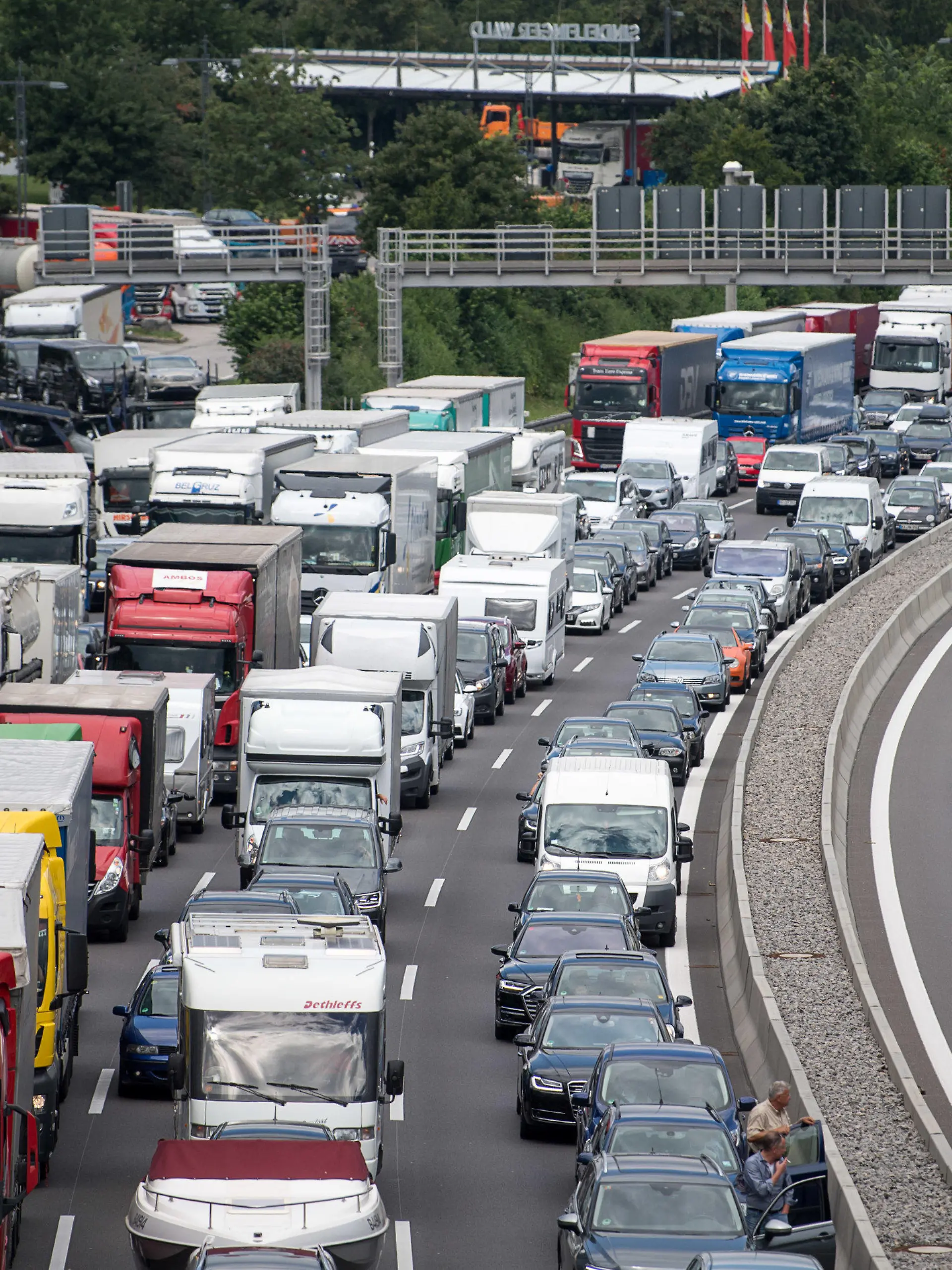 ARCHIV - 12.07.2018, Baden-Württemberg, Stuttgart: Autos und LKW stehen auf der Autobahn 8 in einem Stau. Einen unrühmlichen Rekord von rund 745 000 Staus hat der ADAC im Vorjahr auf deutschen Autobahnen registriert. Im Durchschnitt habe es damit bundesweit mehr als 2000 Staus pro Tag gegeben, teilte der Automobilclub in der Nacht zum Donnerstag den 17.01.2018 mit. Foto: Sebastian Gollnow/dpa +++ dpa-Bildfunk +++