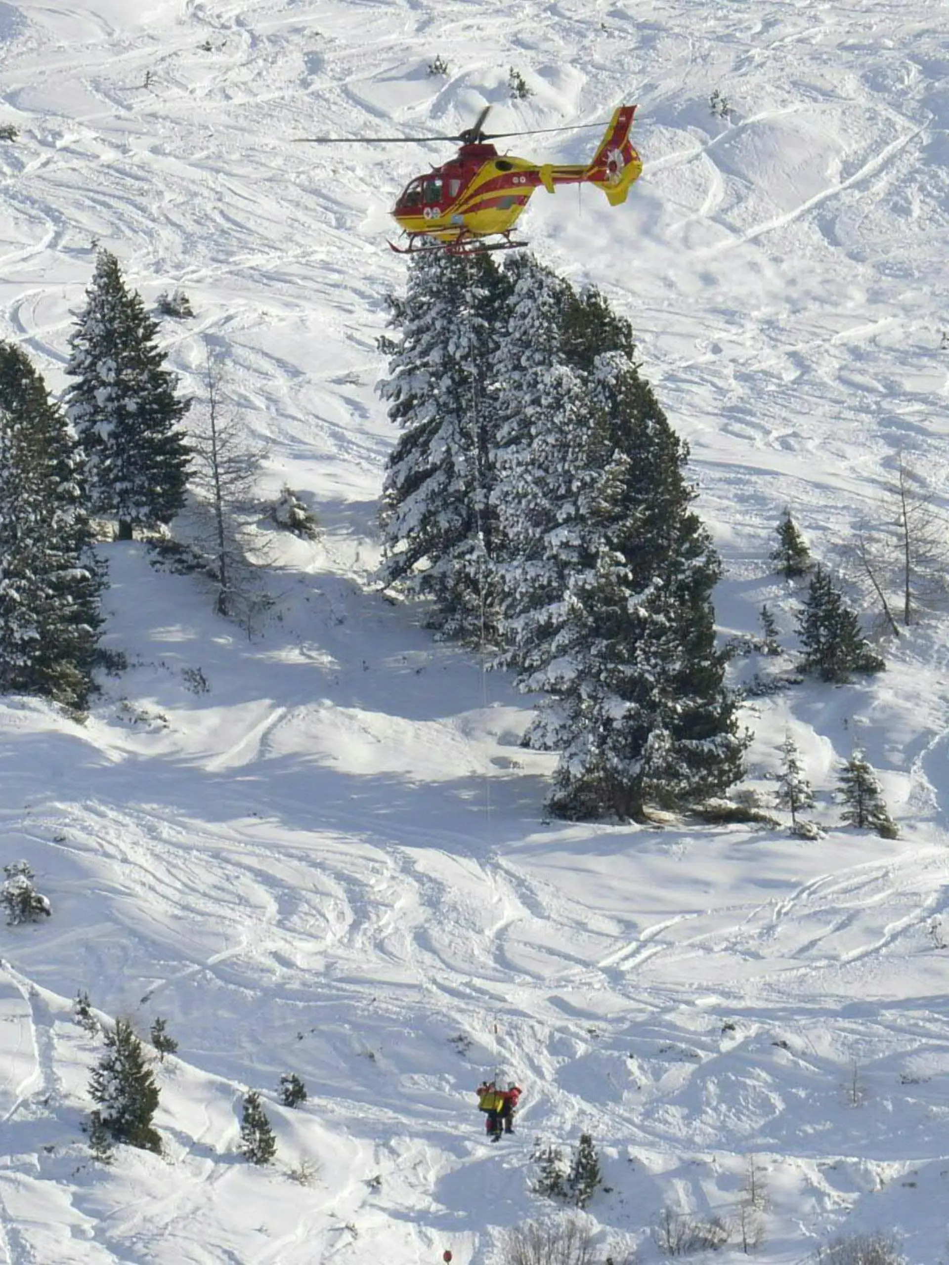 Die Bergrettung ist am 19.01.2015 in St. Anton am Arlberg nach einem Lawinenabgang im Einsatz. Eine Lawine hat eine Gruppe von Skifahrern aus Deutschland erfasst und mitgerissen. Zwei von ihnen kamen bei dem Unfall in St. Anton am Arlberg (Österreich) ums Leben. Ein dritter wurde nach Polizeiangaben vom Montag schwer verletzt; er wurde mit einem Hubschrauber in die Innsbrucker Klinik geflogen. Foto: ZEITUNGSFOTO.AT/APA/dpa +++(c) dpa - Bildfunk+++