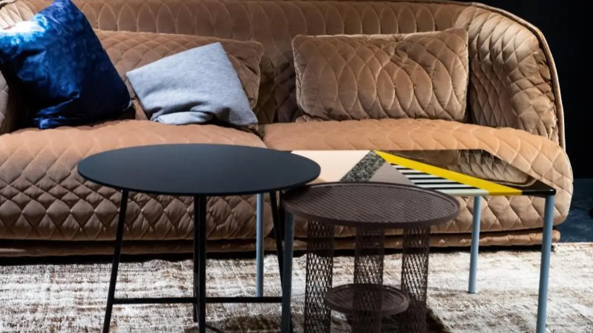Sofa mit Beistelltisch