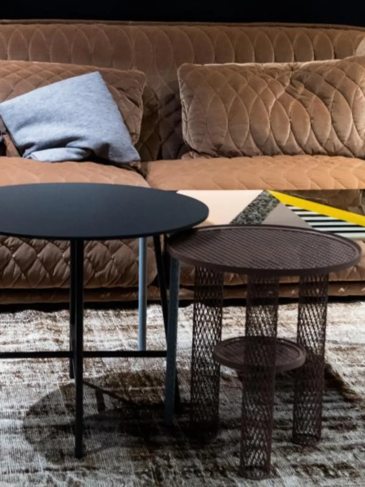 Sofa mit Beistelltisch