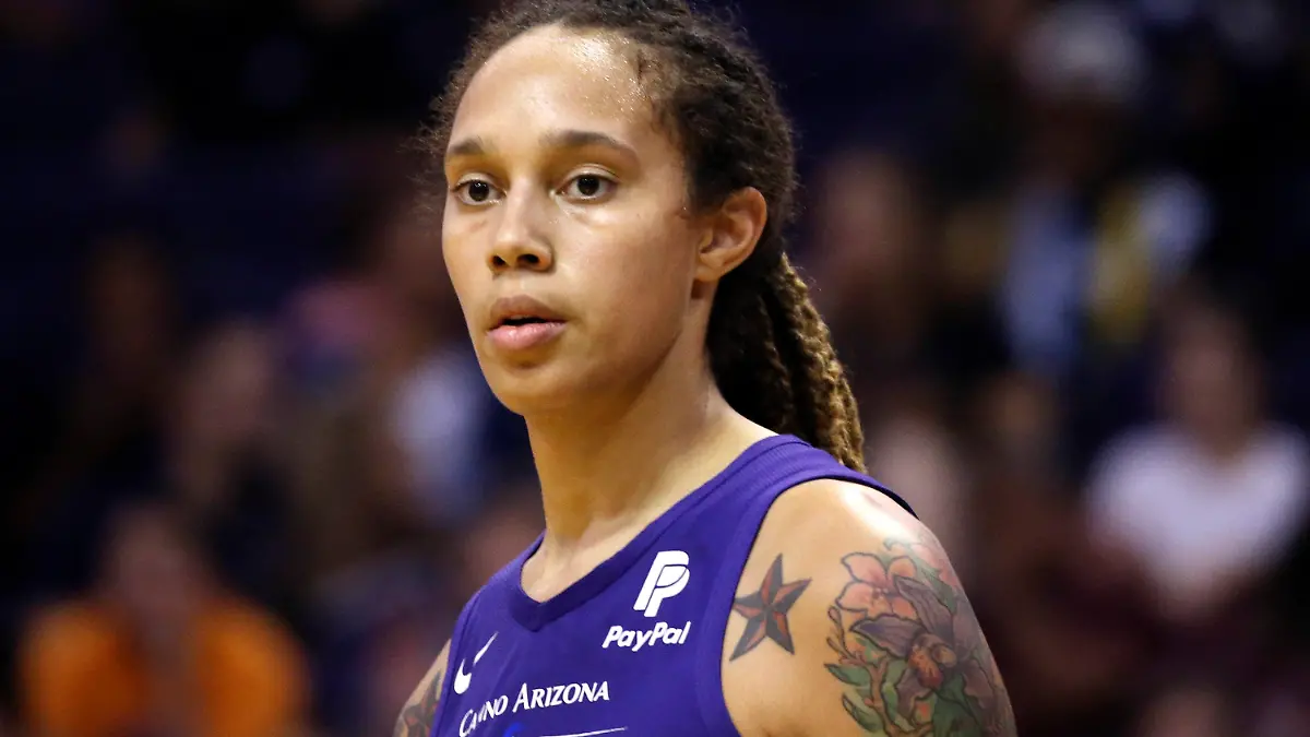 ARCHIV - 03.09.2019, USA, Phoenix: Brittney Griner, Spielerin von Phoenix Mercury hält während der zweiten Halbzeit eines WNBA-Basketballspiels gegen Seattle Storm auf dem Spielfeld inne. Die zwischenzeitlich in Russland inhaftierte Griner wird Medienberichten zufolge bald wieder spielen. (zu dpa: «Medien: Basketballerin Brittney Griner wird 2023 wieder spielen») Foto: Ross D. Franklin/AP/dpa +++ dpa-Bildfunk +++