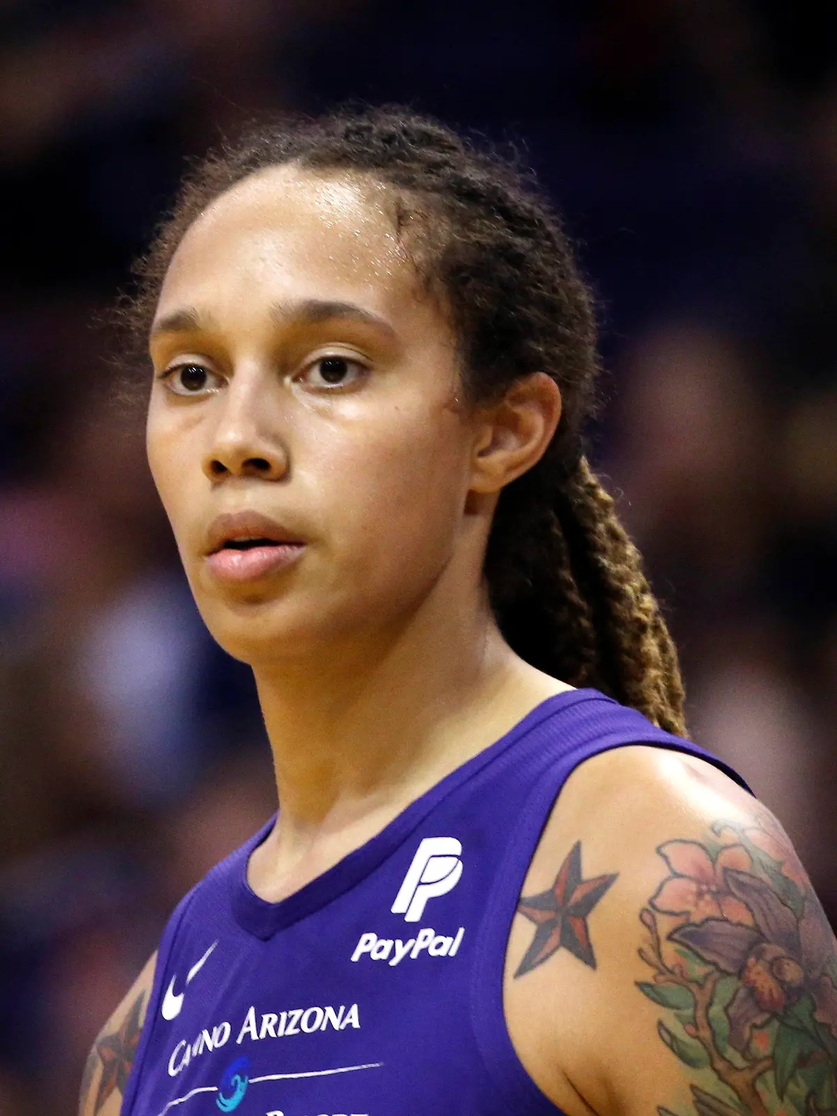 ARCHIV - 03.09.2019, USA, Phoenix: Brittney Griner, Spielerin von Phoenix Mercury hält während der zweiten Halbzeit eines WNBA-Basketballspiels gegen Seattle Storm auf dem Spielfeld inne. Die zwischenzeitlich in Russland inhaftierte Griner wird Medienberichten zufolge bald wieder spielen. (zu dpa: «Medien: Basketballerin Brittney Griner wird 2023 wieder spielen») Foto: Ross D. Franklin/AP/dpa +++ dpa-Bildfunk +++