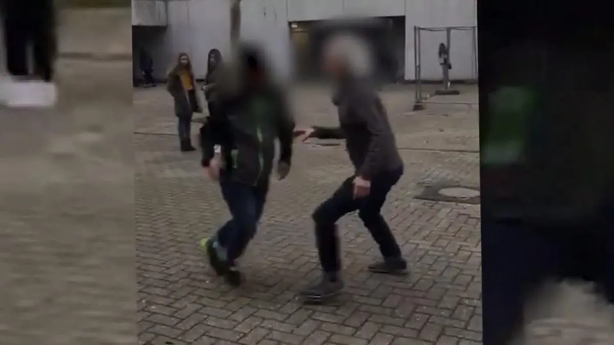 Lehrer rastet aus und greift Schüler an Der Freund des Angegriffenen spricht