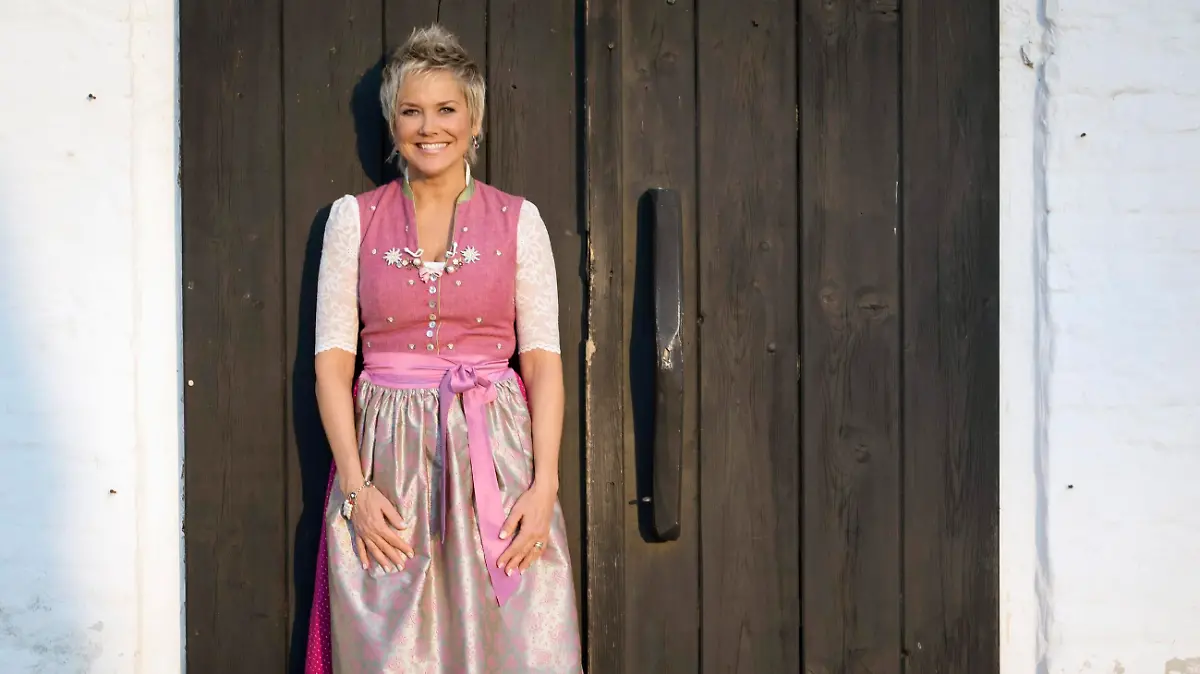 Achtung! Sperrfrist für alle Medien bis Mo., 03.12.2018, 22:15 Uhr! 
Beim großen Staffel-Finale schaut Moderatorin Inka Bause zusammen mit den Bauern der 14. Staffel noch einmal zurück auf die Hofwoche und was danach passiert ist.
Verwendung der Bilder für Online-Medien ausschließlich mit folgender Verlinkung: "Alle Infos zu "Bauer sucht Frau" im Special bei RTL.de: https:// www.rtl.de/cms/sendungen/bauer-sucht-frau.html
