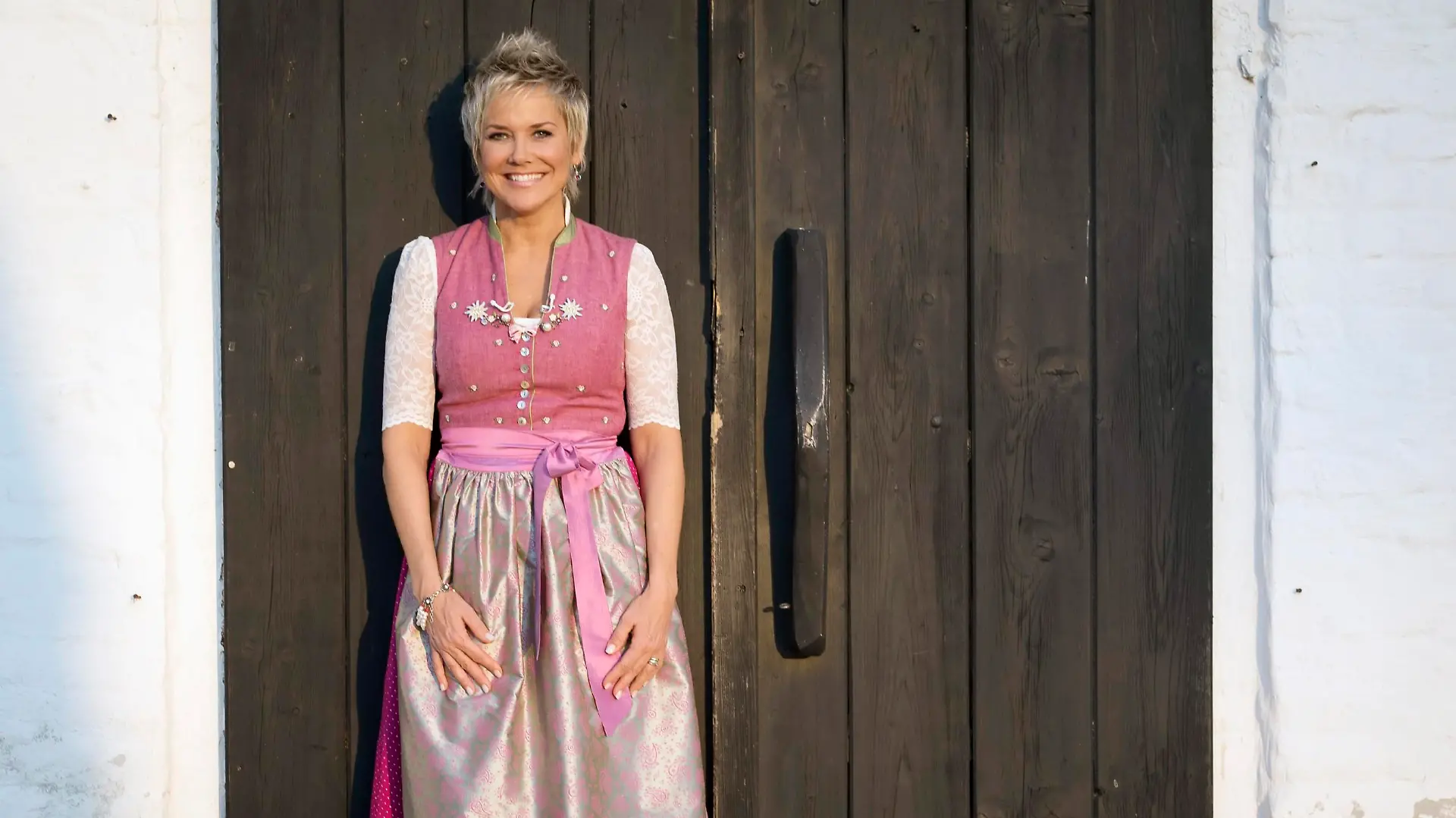 Achtung! Sperrfrist für alle Medien bis Mo., 03.12.2018, 22:15 Uhr!
Beim großen Staffel-Finale schaut Moderatorin Inka Bause zusammen mit den Bauern der 14. Staffel noch einmal zurück auf die Hofwoche und was danach passiert ist.
Verwendung der Bilder für Online-Medien ausschließlich mit folgender Verlinkung: "Alle Infos zu "Bauer sucht Frau" im Special bei RTL.de: https:// www.rtl.de/cms/sendungen/bauer-sucht-frau.html