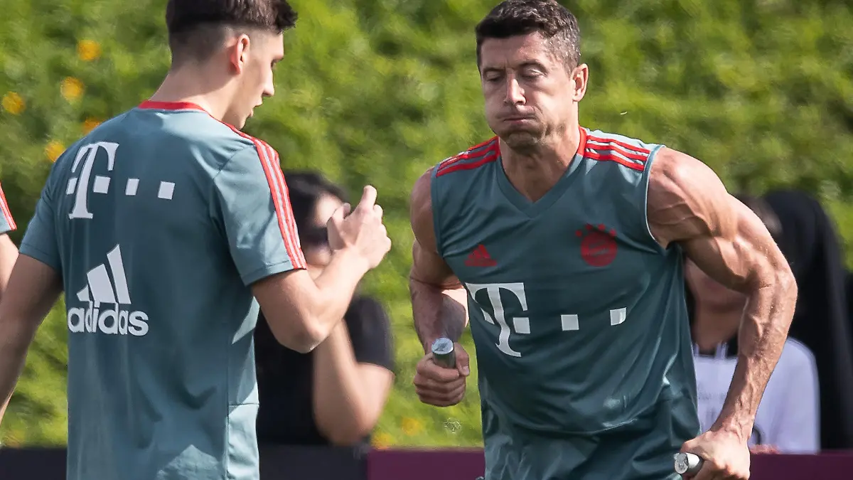DOHA, QATAR - JANUARY 08: Robert Lewandowski trains during a training session at day four of the Bayern Muenchen training camp at Aspire Academy on January 07, 2019 in Doha, Qatar. (Photo by Lars Baron/Bongarts/Getty Images)